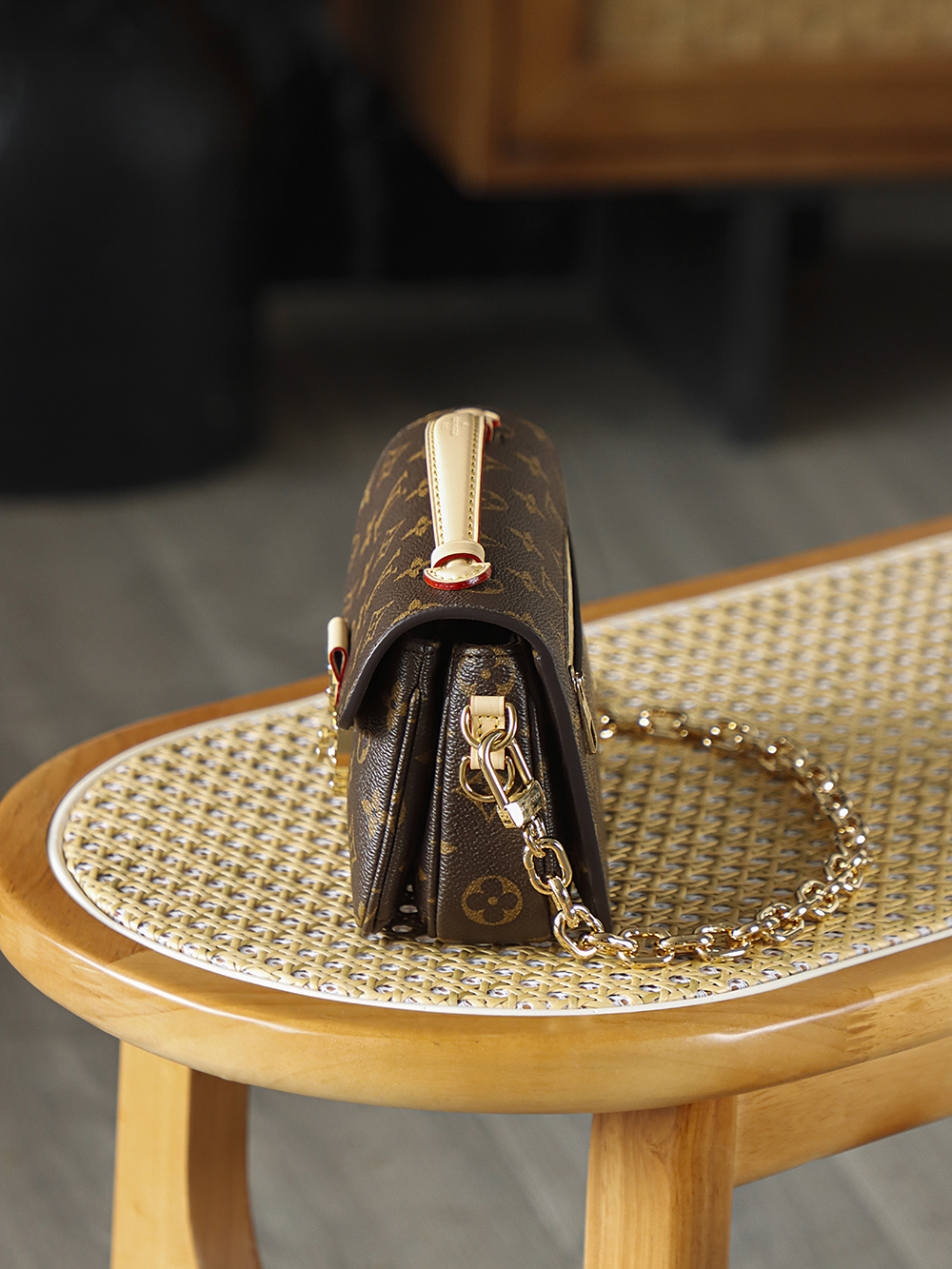 Pochette Métis 小邮差包 M46279
晶片碼可査詢 AS私品版👜A-110
當里斯本的手繪花磚邂逅百年制箱技藝，便有了Pochette Métis的經典誕生，2012年問世的郵差包，從1986年的Monceau公事包中汲取廓形靈感，新版MINI的郵差包更加精緻小巧，以圓角矩形輪廓與信封式翻蓋和小巧的尺寸展現出更多精致時髦感！

五金：厚镀24k全鋼
尺寸：21.5*13.5*6cm