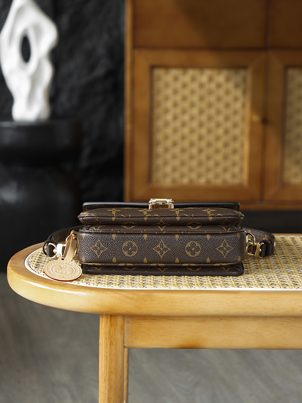 Pochette Métis 小邮差包 M46279
晶片碼可査詢 AS私品版👜A-110
當里斯本的手繪花磚邂逅百年制箱技藝，便有了Pochette Métis的經典誕生，2012年問世的郵差包，從1986年的Monceau公事包中汲取廓形靈感，新版MINI的郵差包更加精緻小巧，以圓角矩形輪廓與信封式翻蓋和小巧的尺寸展現出更多精致時髦感！

五金：厚镀24k全鋼
尺寸：21.5*13.5*6cm