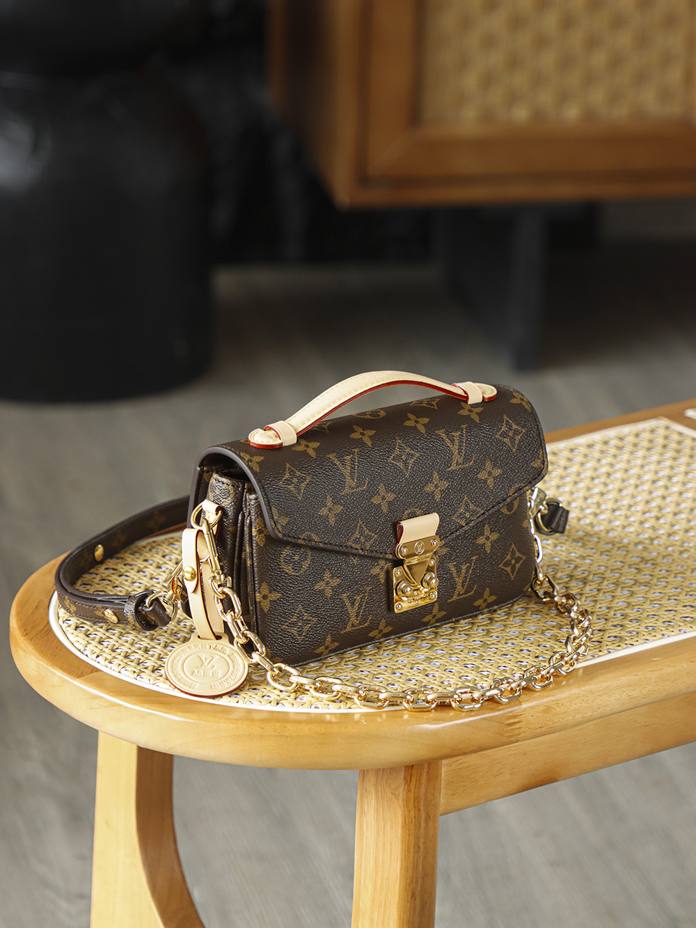 Pochette Métis 小邮差包 M46279
晶片碼可査詢 AS私品版👜A-110
當里斯本的手繪花磚邂逅百年制箱技藝，便有了Pochette Métis的經典誕生，2012年問世的郵差包，從1986年的Monceau公事包中汲取廓形靈感，新版MINI的郵差包更加精緻小巧，以圓角矩形輪廓與信封式翻蓋和小巧的尺寸展現出更多精致時髦感！

五金：厚镀24k全鋼
尺寸：21.5*13.5*6cm
