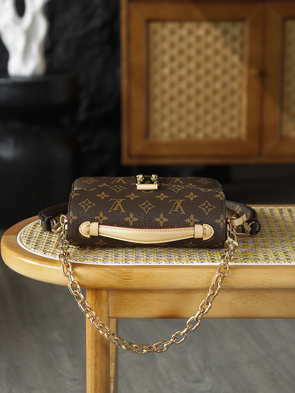 Pochette Métis 小邮差包 M46279
晶片碼可査詢 AS私品版👜A-110
當里斯本的手繪花磚邂逅百年制箱技藝，便有了Pochette Métis的經典誕生，2012年問世的郵差包，從1986年的Monceau公事包中汲取廓形靈感，新版MINI的郵差包更加精緻小巧，以圓角矩形輪廓與信封式翻蓋和小巧的尺寸展現出更多精致時髦感！

五金：厚镀24k全鋼
尺寸：21.5*13.5*6cm