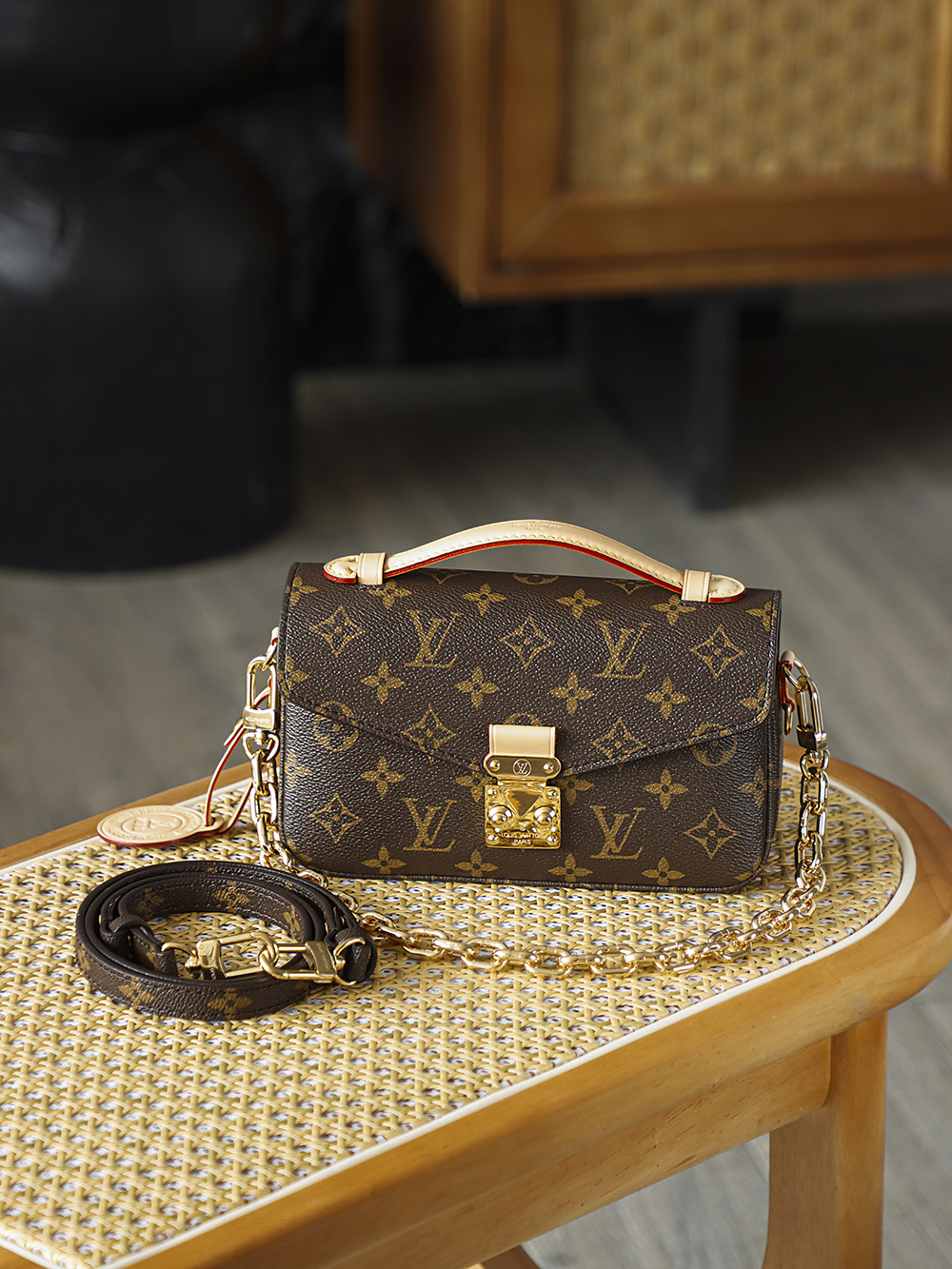 Pochette Métis 小邮差包 M46279
晶片碼可査詢 AS私品版👜A-110
當里斯本的手繪花磚邂逅百年制箱技藝，便有了Pochette Métis的經典誕生，2012年問世的郵差包，從1986年的Monceau公事包中汲取廓形靈感，新版MINI的郵差包更加精緻小巧，以圓角矩形輪廓與信封式翻蓋和小巧的尺寸展現出更多精致時髦感！

五金：厚镀24k全鋼
尺寸：21.5*13.5*6cm
