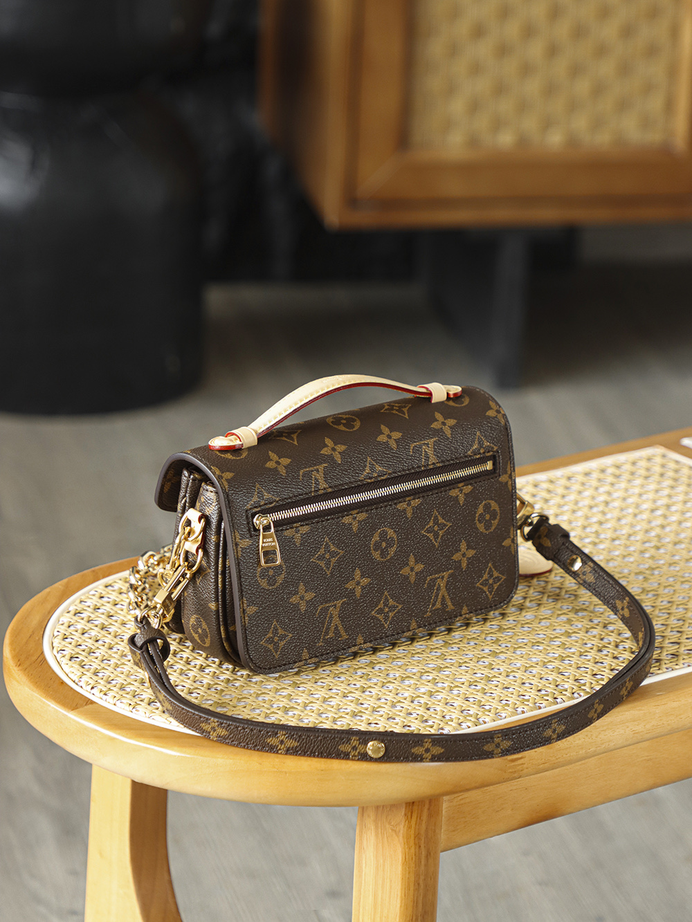 Pochette Métis 小邮差包 M46279
晶片碼可査詢 AS私品版👜A-110
當里斯本的手繪花磚邂逅百年制箱技藝，便有了Pochette Métis的經典誕生，2012年問世的郵差包，從1986年的Monceau公事包中汲取廓形靈感，新版MINI的郵差包更加精緻小巧，以圓角矩形輪廓與信封式翻蓋和小巧的尺寸展現出更多精致時髦感！

五金：厚镀24k全鋼
尺寸：21.5*13.5*6cm