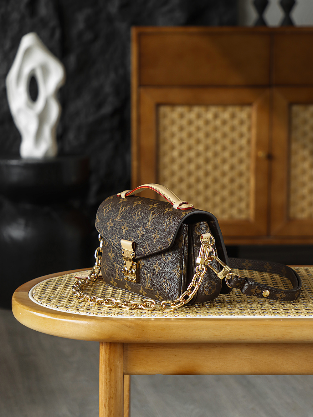 Pochette Métis 小邮差包 M46279
晶片碼可査詢 AS私品版👜A-110
當里斯本的手繪花磚邂逅百年制箱技藝，便有了Pochette Métis的經典誕生，2012年問世的郵差包，從1986年的Monceau公事包中汲取廓形靈感，新版MINI的郵差包更加精緻小巧，以圓角矩形輪廓與信封式翻蓋和小巧的尺寸展現出更多精致時髦感！

五金：厚镀24k全鋼
尺寸：21.5*13.5*6cm