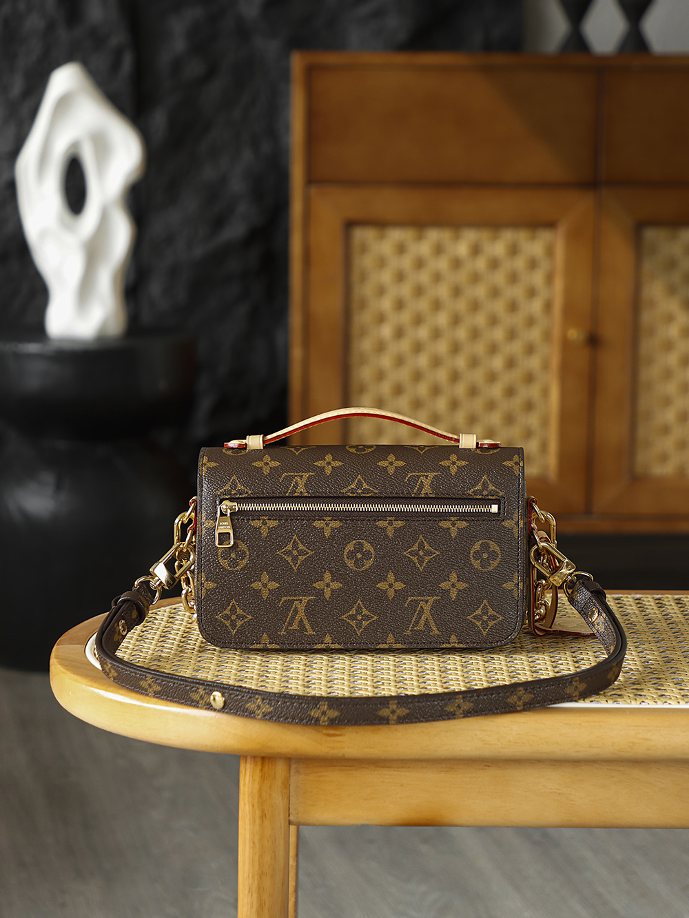 Pochette Métis 小邮差包 M46279
晶片碼可査詢 AS私品版👜A-110
當里斯本的手繪花磚邂逅百年制箱技藝，便有了Pochette Métis的經典誕生，2012年問世的郵差包，從1986年的Monceau公事包中汲取廓形靈感，新版MINI的郵差包更加精緻小巧，以圓角矩形輪廓與信封式翻蓋和小巧的尺寸展現出更多精致時髦感！

五金：厚镀24k全鋼
尺寸：21.5*13.5*6cm
