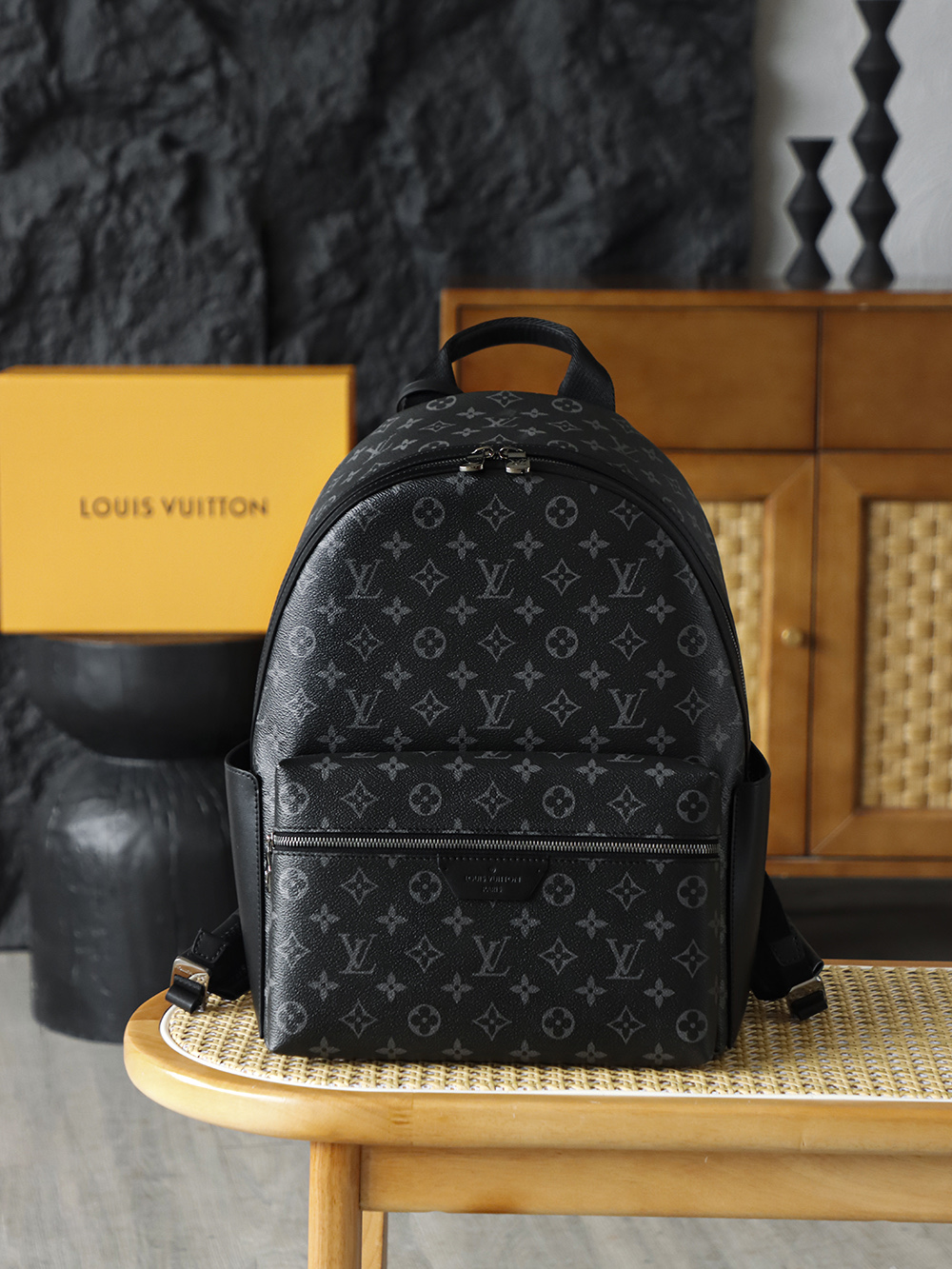 NO:812517,Special grade original leather DISCOVERY small backpack M22558 Special grade AS private version Discovery small backpack is classic and suitable for daily appointments. The classic presbyopic Monogram is paired with black coated canvas. It exudes a sense of high-end in a low-key manner. It is a walking hormone on the back! Hardware thickly plated 24k steel, size 38*20*29cm, lv special sp diamond grid fabric, louis vuitton19860909特级 原厂皮 DISCOVERY 小號雙肩包 M22558 特级AS私品版 Discovery小號雙肩包以經典,赴日常之約,經典老花Monogram搭配黑色塗層帆布,低調中透出高級感,背上就是行走的荷爾蒙！ 五金厚镀24k全鋼 尺寸38*20*29cm,lv特级sp菱形格面料,louis vuitton,Bag