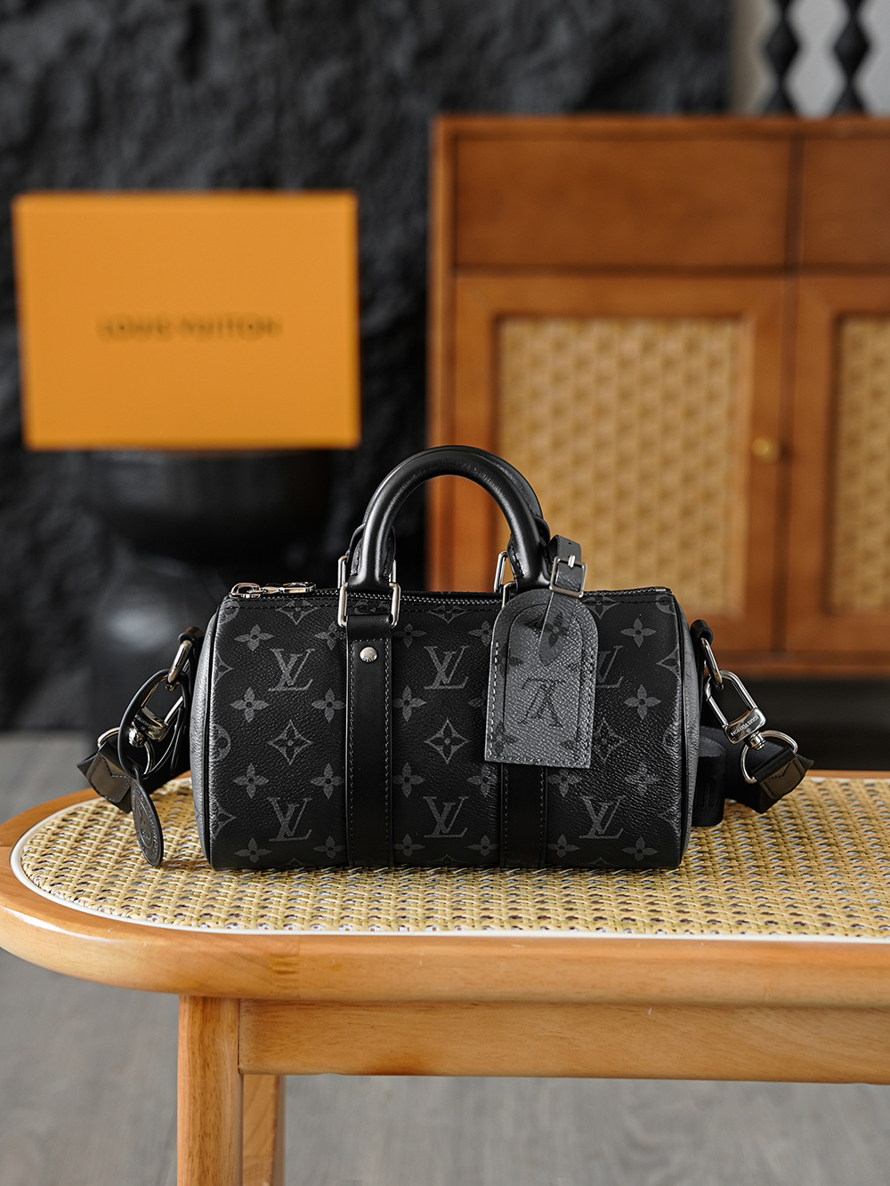 NO:768684,Special Keepall 25 handbag M46271 Special AS private version Keepall 25 looks like a ceiling, with its own retro and high-end visual tension. The 25cm gold size outlines a round and full barrel outline. The lines are smooth and not bloated, and naturally drape into a lazy and casual arc. It not only retains the relaxation of the travel bag, but also retains the exquisite and compact commuting texture. The hardware is thickly plated with 24k all steel. Size 15*11*25cm, lv special sp diamond plaid fabric, louis vuitton19860909特级 Keepall 25 手袋 M46271 特级AS私品版 Keepall 25颜值天花板,自帶復古又高級的視覺張力,25cm黃金尺寸勾勒出圓潤飽滿的桶形輪廓,線條流暢不臃腫,自然垂墜出慵懶隨性的弧度,既保留了旅行袋的鬆弛感,又不失精緻小巧的通勤質感. 五金厚镀24k全鋼 尺寸15*11*25cm,lv特级sp菱形格面料,louis vuitton,Bag