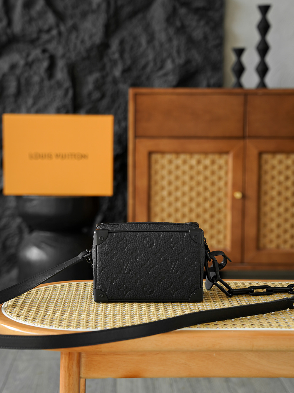 Mini Soft Trunk 链条包 M55702
晶片碼可査詢 AS私品版👜A-118

Soft Trunk迷你手袋取材壓印Monogram圖案的Taurillon皮革，搭配鉚釘邊角和四方造型，承襲路易威登傳統硬箱設計之韻。 一條啞光鏈條與拉鍊銜接，另一條巧妙融入肩帶，為精巧設計注入摩登魅力。

五金：樹脂扣 厚镀24k全鋼
尺寸：18.5*13*8cm