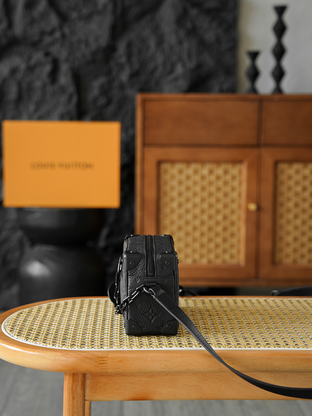 Mini Soft Trunk 链条包 M55702
晶片碼可査詢 AS私品版👜A-118

Soft Trunk迷你手袋取材壓印Monogram圖案的Taurillon皮革，搭配鉚釘邊角和四方造型，承襲路易威登傳統硬箱設計之韻。 一條啞光鏈條與拉鍊銜接，另一條巧妙融入肩帶，為精巧設計注入摩登魅力。

五金：樹脂扣 厚镀24k全鋼
尺寸：18.5*13*8cm