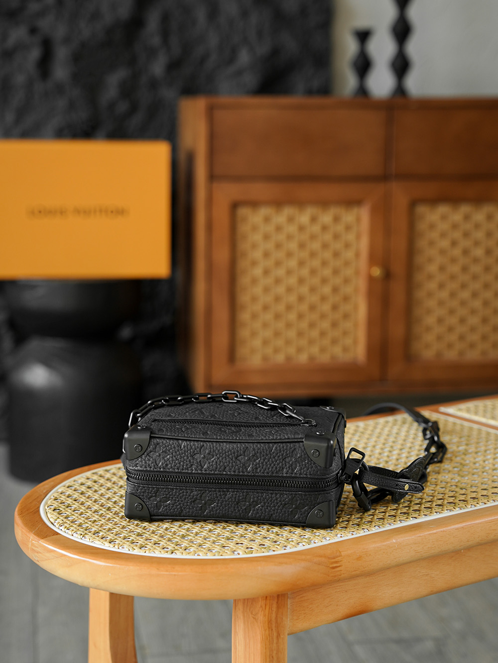 Mini Soft Trunk 链条包 M55702
晶片碼可査詢 AS私品版👜A-118

Soft Trunk迷你手袋取材壓印Monogram圖案的Taurillon皮革，搭配鉚釘邊角和四方造型，承襲路易威登傳統硬箱設計之韻。 一條啞光鏈條與拉鍊銜接，另一條巧妙融入肩帶，為精巧設計注入摩登魅力。

五金：樹脂扣 厚镀24k全鋼
尺寸：18.5*13*8cm