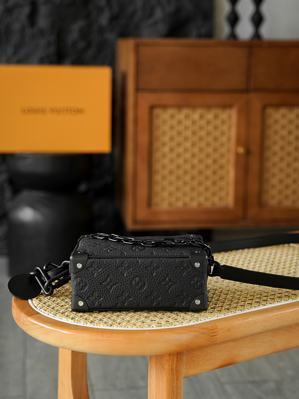 Mini Soft Trunk 链条包 M55702
晶片碼可査詢 AS私品版👜A-118

Soft Trunk迷你手袋取材壓印Monogram圖案的Taurillon皮革，搭配鉚釘邊角和四方造型，承襲路易威登傳統硬箱設計之韻。 一條啞光鏈條與拉鍊銜接，另一條巧妙融入肩帶，為精巧設計注入摩登魅力。

五金：樹脂扣 厚镀24k全鋼
尺寸：18.5*13*8cm