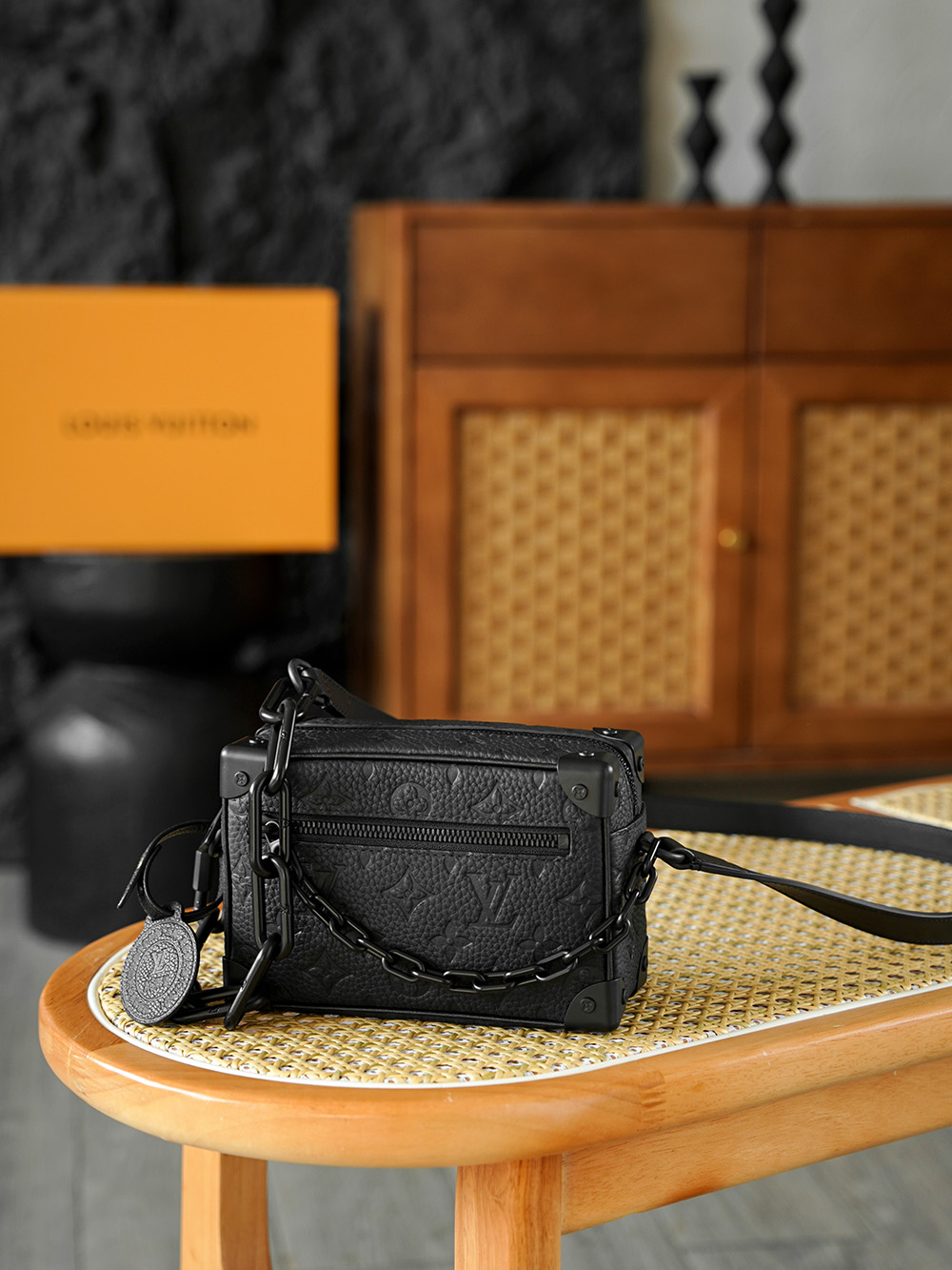 Mini Soft Trunk 链条包 M55702
晶片碼可査詢 AS私品版👜A-118

Soft Trunk迷你手袋取材壓印Monogram圖案的Taurillon皮革，搭配鉚釘邊角和四方造型，承襲路易威登傳統硬箱設計之韻。 一條啞光鏈條與拉鍊銜接，另一條巧妙融入肩帶，為精巧設計注入摩登魅力。

五金：樹脂扣 厚镀24k全鋼
尺寸：18.5*13*8cm