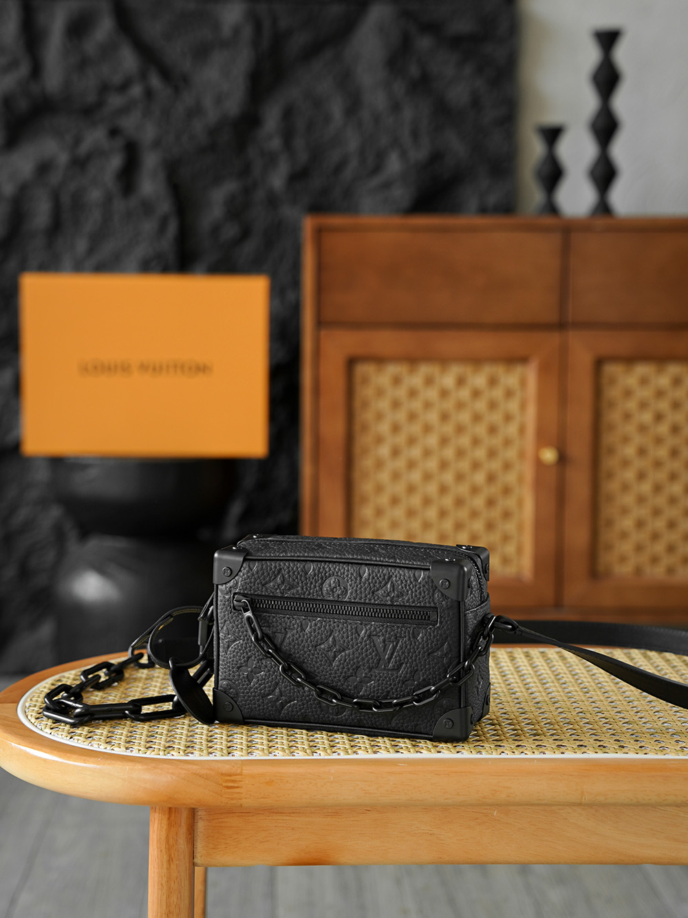 Mini Soft Trunk 链条包 M55702
晶片碼可査詢 AS私品版👜A-118

Soft Trunk迷你手袋取材壓印Monogram圖案的Taurillon皮革，搭配鉚釘邊角和四方造型，承襲路易威登傳統硬箱設計之韻。 一條啞光鏈條與拉鍊銜接，另一條巧妙融入肩帶，為精巧設計注入摩登魅力。

五金：樹脂扣 厚镀24k全鋼
尺寸：18.5*13*8cm