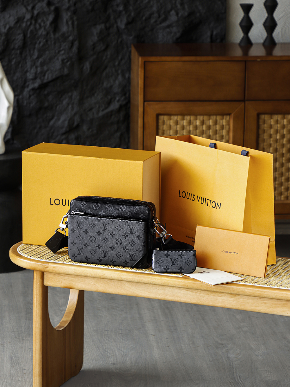 Trio郵差包 M69443
晶片碼可査詢 AS渠道版👜A-115

Trio郵差包，經典與多元的摩登共生，標誌性的同色調圖案凸顯此多功能拼搭設計品的線條，三重隔層設計是Trio郵差包的靈魂所在，讓每一份隨身物件都各得其所！

五金：厚镀24k全鋼
尺寸：18.5*7*25cm