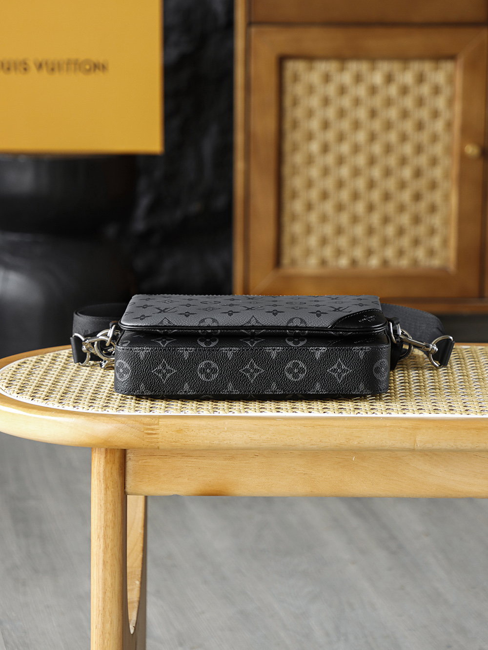 Trio郵差包 M69443
晶片碼可査詢 AS渠道版👜A-115

Trio郵差包，經典與多元的摩登共生，標誌性的同色調圖案凸顯此多功能拼搭設計品的線條，三重隔層設計是Trio郵差包的靈魂所在，讓每一份隨身物件都各得其所！

五金：厚镀24k全鋼
尺寸：18.5*7*25cm