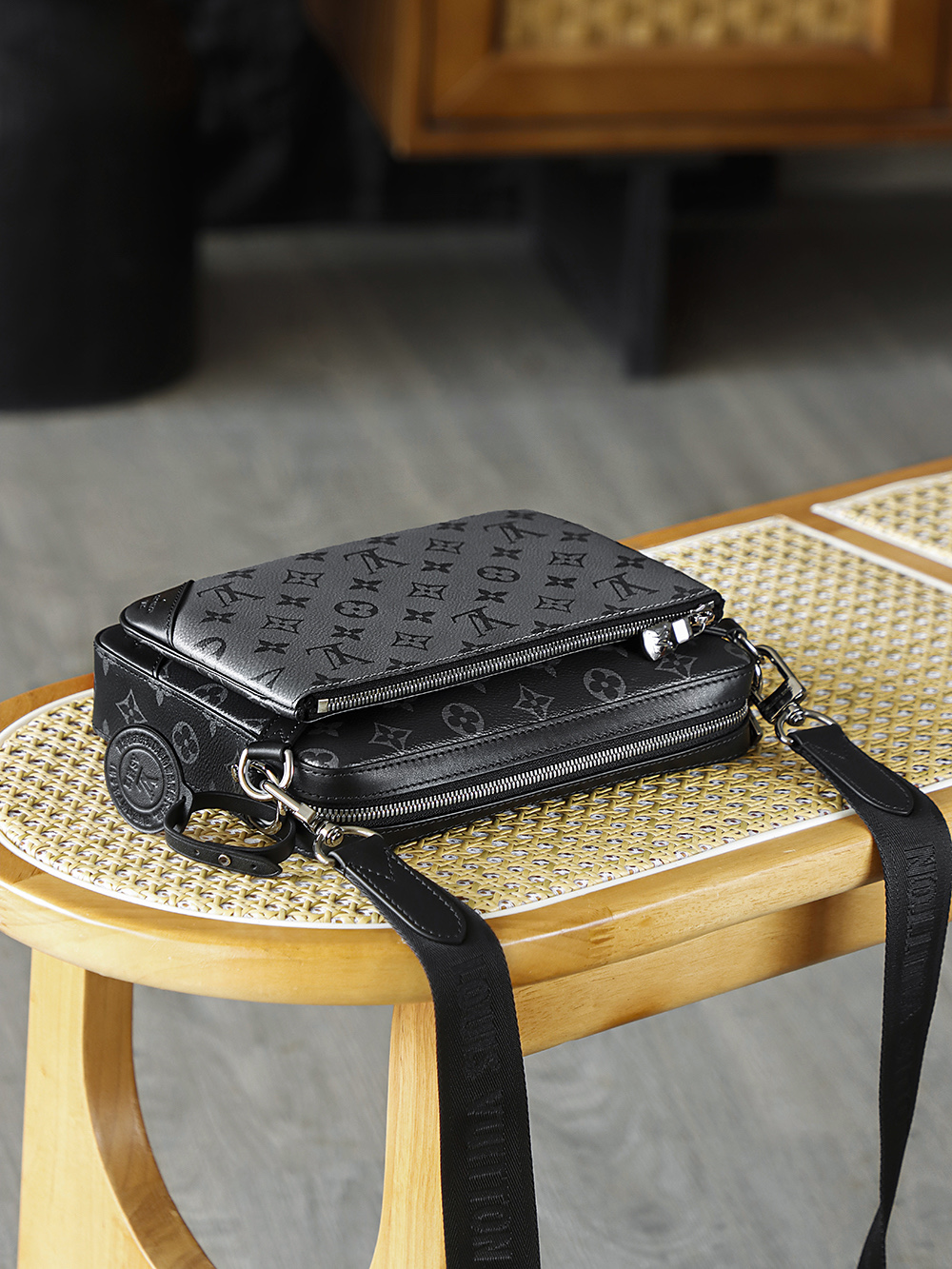 Trio郵差包 M69443
晶片碼可査詢 AS渠道版👜A-115

Trio郵差包，經典與多元的摩登共生，標誌性的同色調圖案凸顯此多功能拼搭設計品的線條，三重隔層設計是Trio郵差包的靈魂所在，讓每一份隨身物件都各得其所！

五金：厚镀24k全鋼
尺寸：18.5*7*25cm