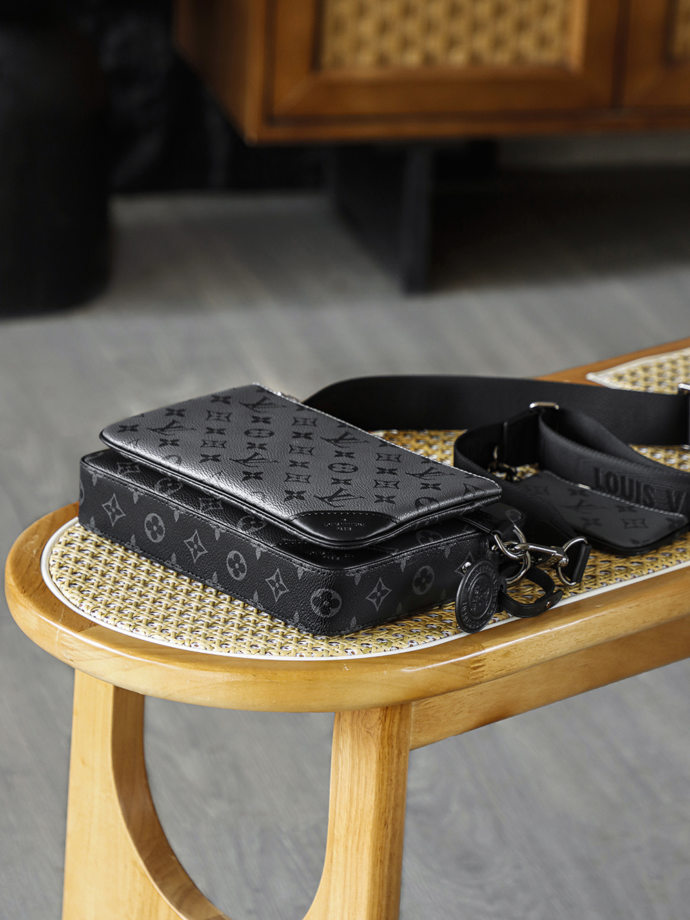 Trio郵差包 M69443
晶片碼可査詢 AS渠道版👜A-115

Trio郵差包，經典與多元的摩登共生，標誌性的同色調圖案凸顯此多功能拼搭設計品的線條，三重隔層設計是Trio郵差包的靈魂所在，讓每一份隨身物件都各得其所！

五金：厚镀24k全鋼
尺寸：18.5*7*25cm