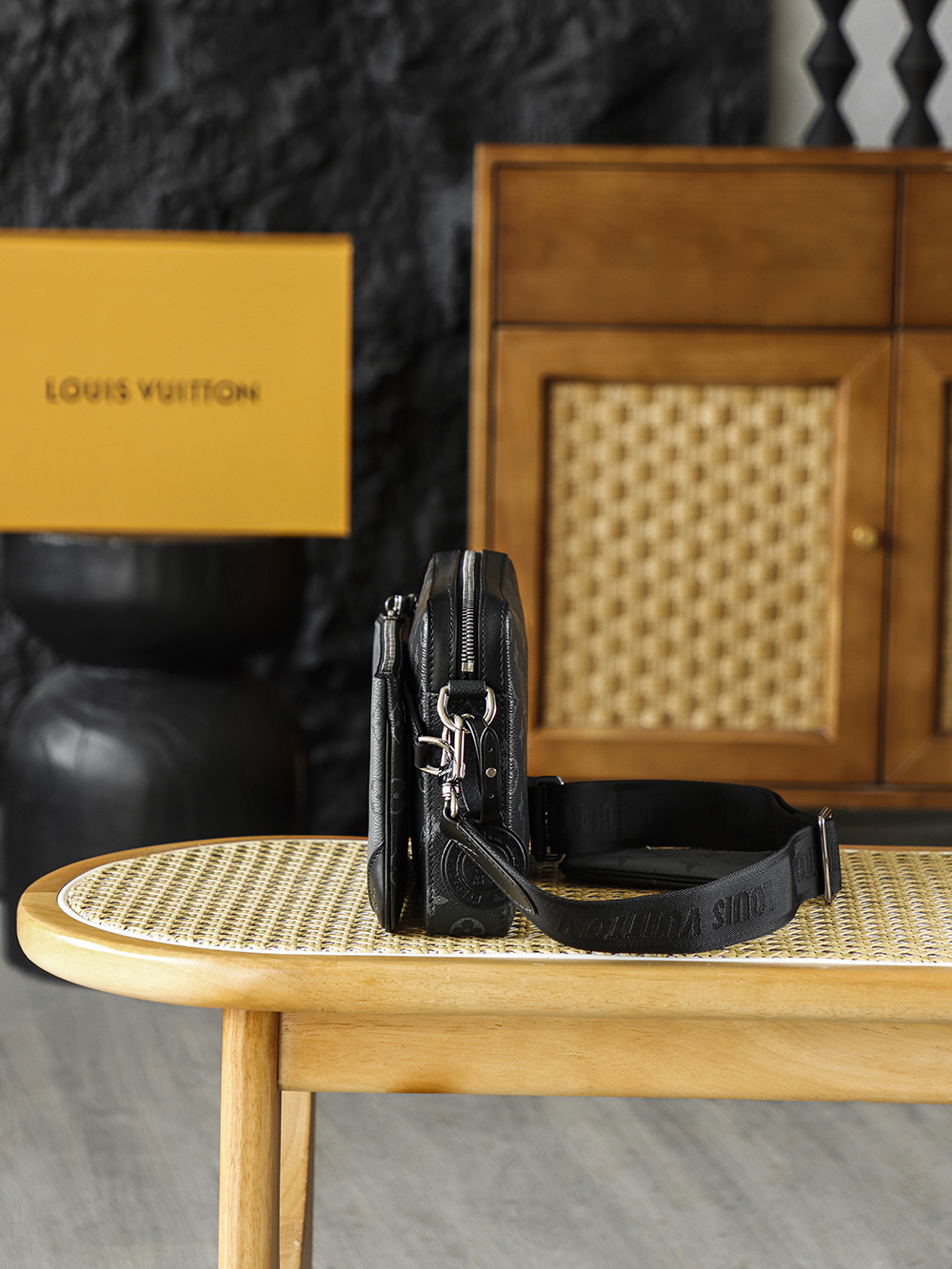 Trio郵差包 M69443
晶片碼可査詢 AS渠道版👜A-115

Trio郵差包，經典與多元的摩登共生，標誌性的同色調圖案凸顯此多功能拼搭設計品的線條，三重隔層設計是Trio郵差包的靈魂所在，讓每一份隨身物件都各得其所！

五金：厚镀24k全鋼
尺寸：18.5*7*25cm