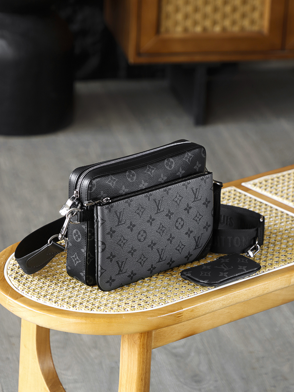 Trio郵差包 M69443
晶片碼可査詢 AS渠道版👜A-115

Trio郵差包，經典與多元的摩登共生，標誌性的同色調圖案凸顯此多功能拼搭設計品的線條，三重隔層設計是Trio郵差包的靈魂所在，讓每一份隨身物件都各得其所！

五金：厚镀24k全鋼
尺寸：18.5*7*25cm