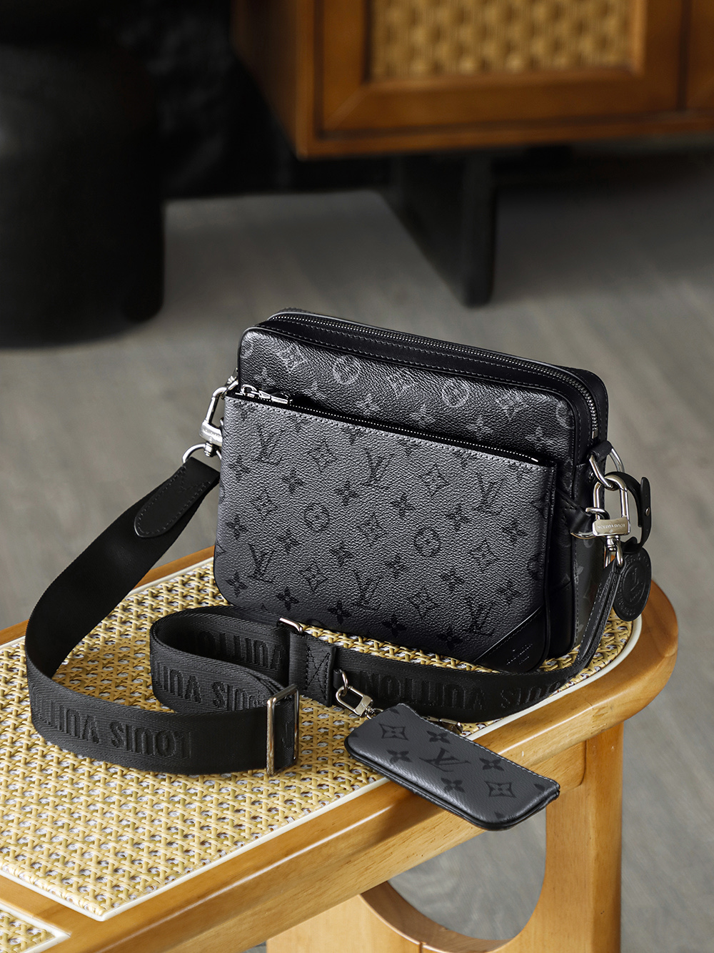 Trio郵差包 M69443
晶片碼可査詢 AS渠道版👜A-115

Trio郵差包，經典與多元的摩登共生，標誌性的同色調圖案凸顯此多功能拼搭設計品的線條，三重隔層設計是Trio郵差包的靈魂所在，讓每一份隨身物件都各得其所！

五金：厚镀24k全鋼
尺寸：18.5*7*25cm