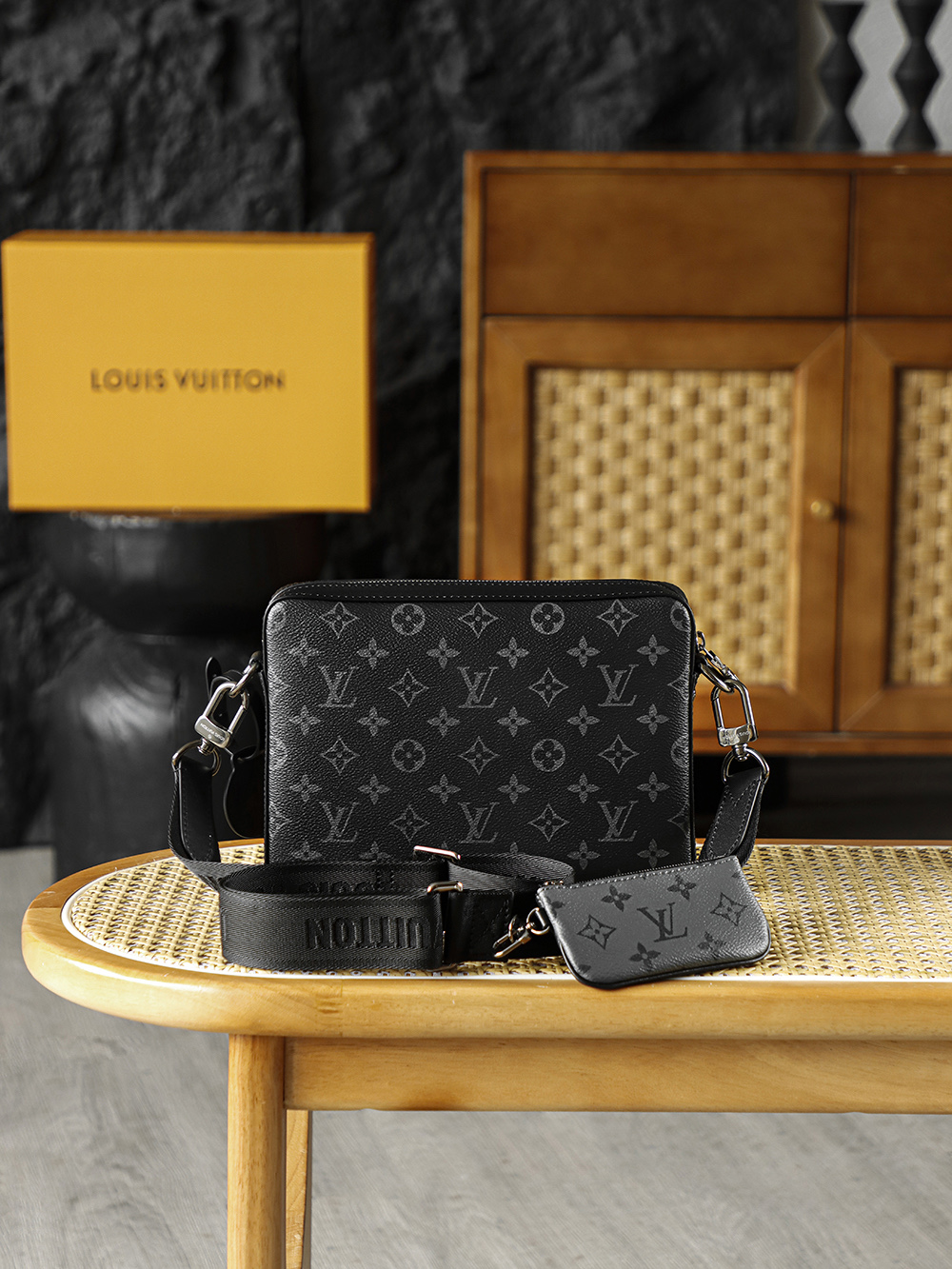 Trio郵差包 M69443
晶片碼可査詢 AS渠道版👜A-115

Trio郵差包，經典與多元的摩登共生，標誌性的同色調圖案凸顯此多功能拼搭設計品的線條，三重隔層設計是Trio郵差包的靈魂所在，讓每一份隨身物件都各得其所！

五金：厚镀24k全鋼
尺寸：18.5*7*25cm