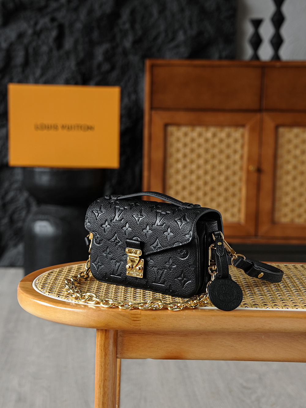 Pochette Metis 郵差包 M46595
晶片碼可査詢 AS渠道版👜A-118
Pochette M&eacute;tis East West手袋取材Monogram Empreinte壓紋皮革，展現品牌風尚與摩登元素的融合。 傳統S-lock鎖扣和可拆卸短鏈條閃耀金屬光澤，精巧構型囊括齊整內裡，可調節肩帶方便都市暢行。

五金：厚镀24k全鋼
尺寸：13.5*6*21.5cm