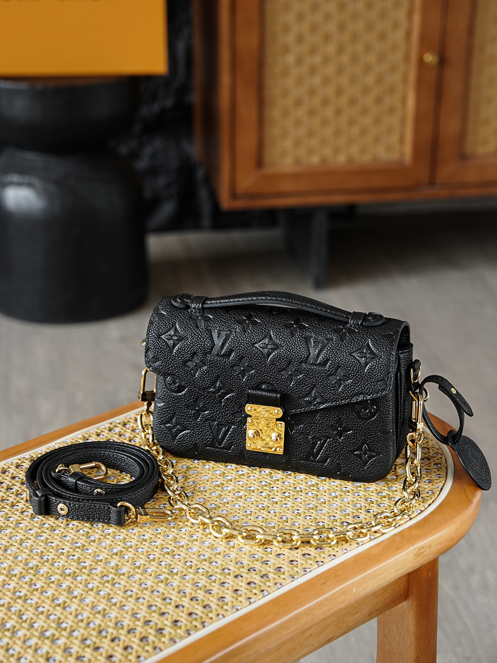 Pochette Metis 郵差包 M46595
晶片碼可査詢 AS渠道版👜A-118
Pochette M&eacute;tis East West手袋取材Monogram Empreinte壓紋皮革，展現品牌風尚與摩登元素的融合。 傳統S-lock鎖扣和可拆卸短鏈條閃耀金屬光澤，精巧構型囊括齊整內裡，可調節肩帶方便都市暢行。

五金：厚镀24k全鋼
尺寸：13.5*6*21.5cm