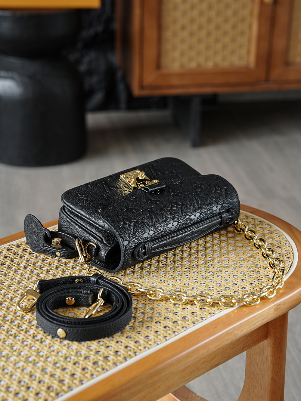 Pochette Metis 郵差包 M46595
晶片碼可査詢 AS渠道版👜A-118
Pochette M&eacute;tis East West手袋取材Monogram Empreinte壓紋皮革，展現品牌風尚與摩登元素的融合。 傳統S-lock鎖扣和可拆卸短鏈條閃耀金屬光澤，精巧構型囊括齊整內裡，可調節肩帶方便都市暢行。

五金：厚镀24k全鋼
尺寸：13.5*6*21.5cm