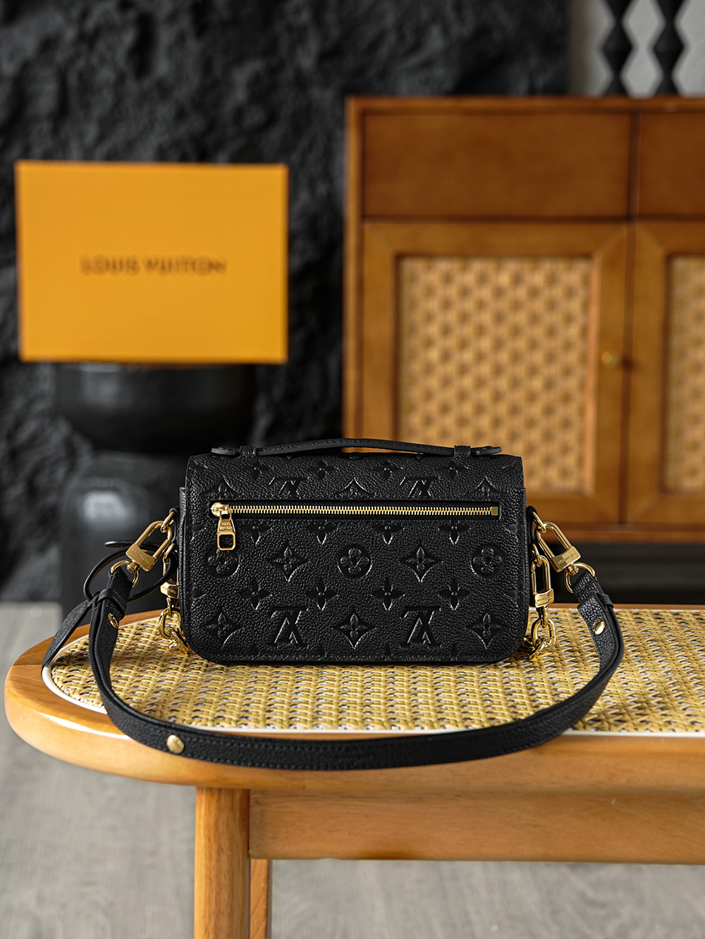 Pochette Metis 郵差包 M46595
晶片碼可査詢 AS渠道版👜A-118
Pochette M&eacute;tis East West手袋取材Monogram Empreinte壓紋皮革，展現品牌風尚與摩登元素的融合。 傳統S-lock鎖扣和可拆卸短鏈條閃耀金屬光澤，精巧構型囊括齊整內裡，可調節肩帶方便都市暢行。

五金：厚镀24k全鋼
尺寸：13.5*6*21.5cm