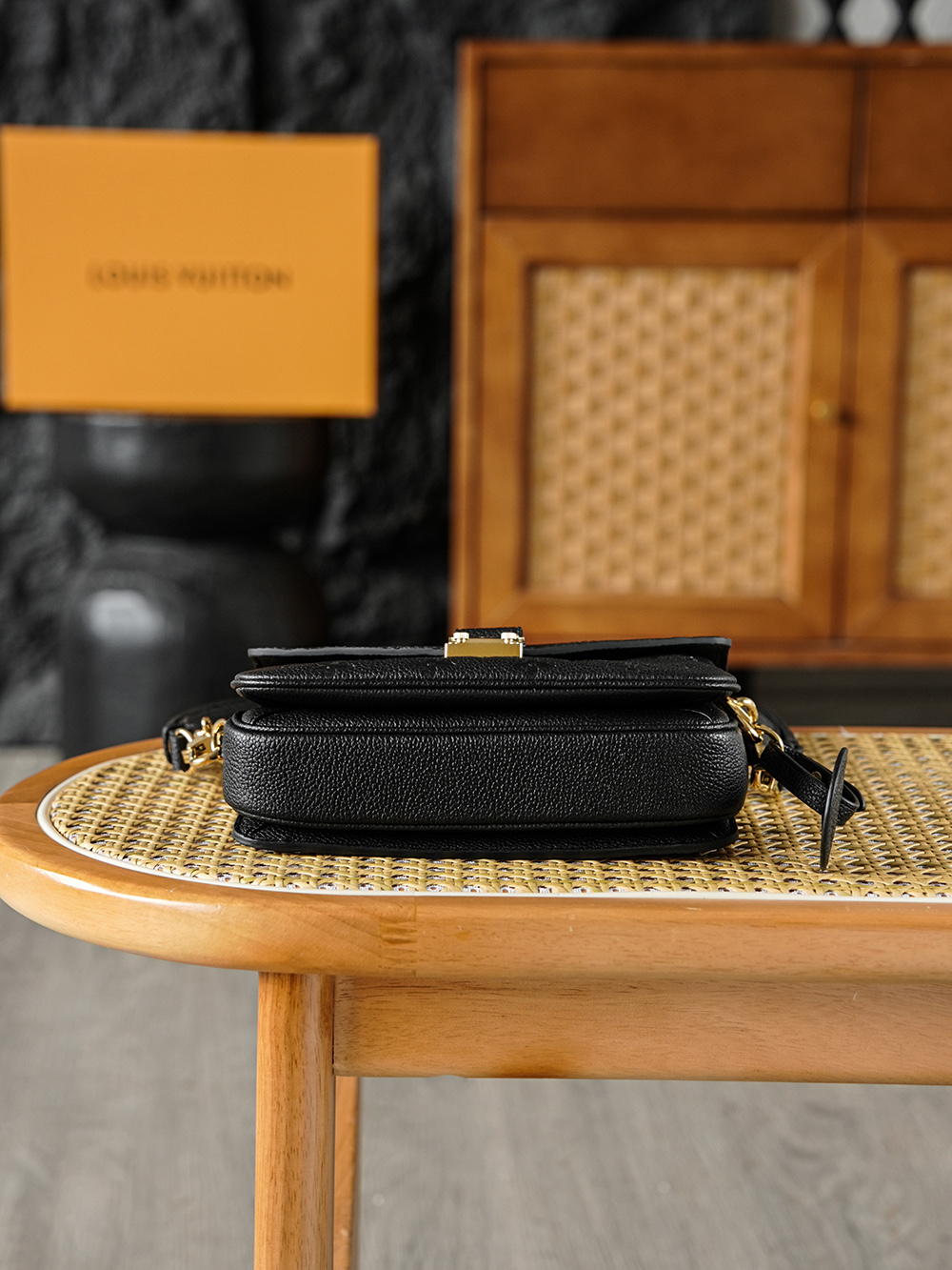 Pochette Metis 郵差包 M46595
晶片碼可査詢 AS渠道版👜A-118
Pochette M&eacute;tis East West手袋取材Monogram Empreinte壓紋皮革，展現品牌風尚與摩登元素的融合。 傳統S-lock鎖扣和可拆卸短鏈條閃耀金屬光澤，精巧構型囊括齊整內裡，可調節肩帶方便都市暢行。

五金：厚镀24k全鋼
尺寸：13.5*6*21.5cm