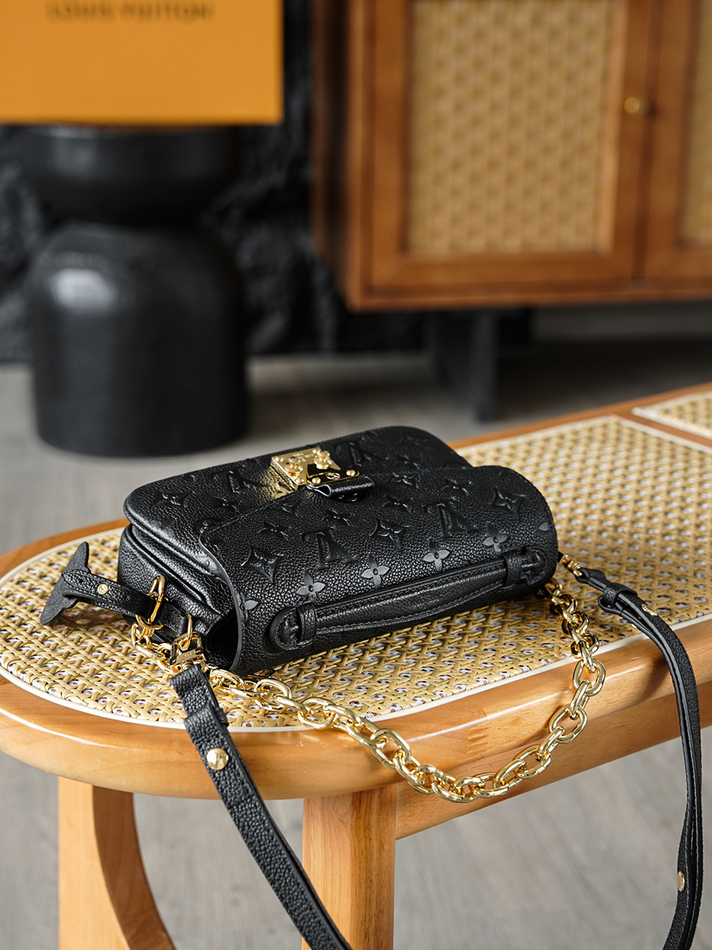 Pochette Metis 郵差包 M46595
晶片碼可査詢 AS渠道版👜A-118
Pochette M&eacute;tis East West手袋取材Monogram Empreinte壓紋皮革，展現品牌風尚與摩登元素的融合。 傳統S-lock鎖扣和可拆卸短鏈條閃耀金屬光澤，精巧構型囊括齊整內裡，可調節肩帶方便都市暢行。

五金：厚镀24k全鋼
尺寸：13.5*6*21.5cm