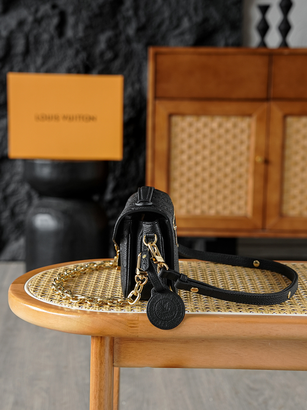 Pochette Metis 郵差包 M46595
晶片碼可査詢 AS渠道版👜A-118
Pochette M&eacute;tis East West手袋取材Monogram Empreinte壓紋皮革，展現品牌風尚與摩登元素的融合。 傳統S-lock鎖扣和可拆卸短鏈條閃耀金屬光澤，精巧構型囊括齊整內裡，可調節肩帶方便都市暢行。

五金：厚镀24k全鋼
尺寸：13.5*6*21.5cm