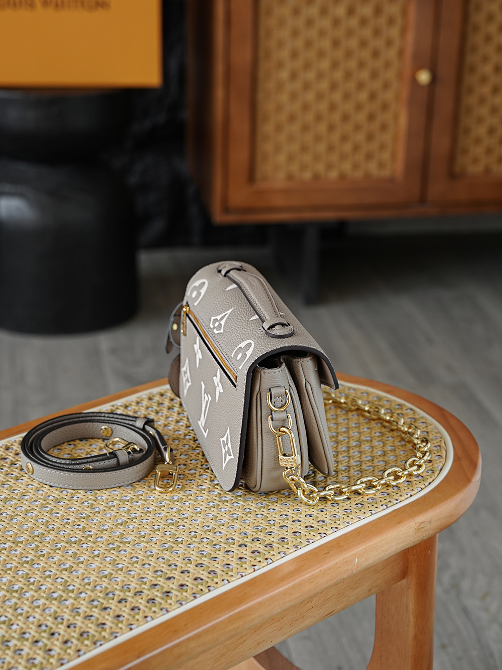 Pochette Metis 郵差包 M23081
晶片碼可査詢 AS渠道版👜A-1180
本款Pochette M&eacute;tis East West手袋為Monogram Empreinte皮革壓印Monogram圖案，將經典元素和當代細節融於一身。 S-lock鎖扣和頂部手柄致敬品牌制箱傳承，緊湊構型和可拆卸肩背短鏈彰顯潮流風範！

五金：厚镀24k全鋼
尺寸：13.5*6*21.5cm