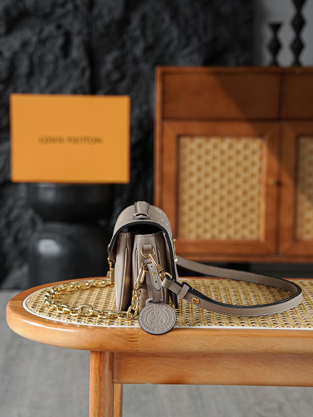 Pochette Metis 郵差包 M23081
晶片碼可査詢 AS渠道版👜A-1180
本款Pochette M&eacute;tis East West手袋為Monogram Empreinte皮革壓印Monogram圖案，將經典元素和當代細節融於一身。 S-lock鎖扣和頂部手柄致敬品牌制箱傳承，緊湊構型和可拆卸肩背短鏈彰顯潮流風範！

五金：厚镀24k全鋼
尺寸：13.5*6*21.5cm