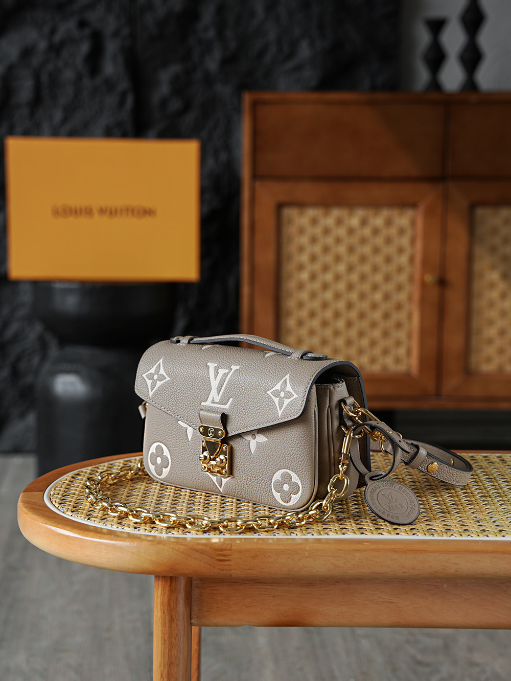 Pochette Metis 郵差包 M23081
晶片碼可査詢 AS渠道版👜A-1180
本款Pochette M&eacute;tis East West手袋為Monogram Empreinte皮革壓印Monogram圖案，將經典元素和當代細節融於一身。 S-lock鎖扣和頂部手柄致敬品牌制箱傳承，緊湊構型和可拆卸肩背短鏈彰顯潮流風範！

五金：厚镀24k全鋼
尺寸：13.5*6*21.5cm