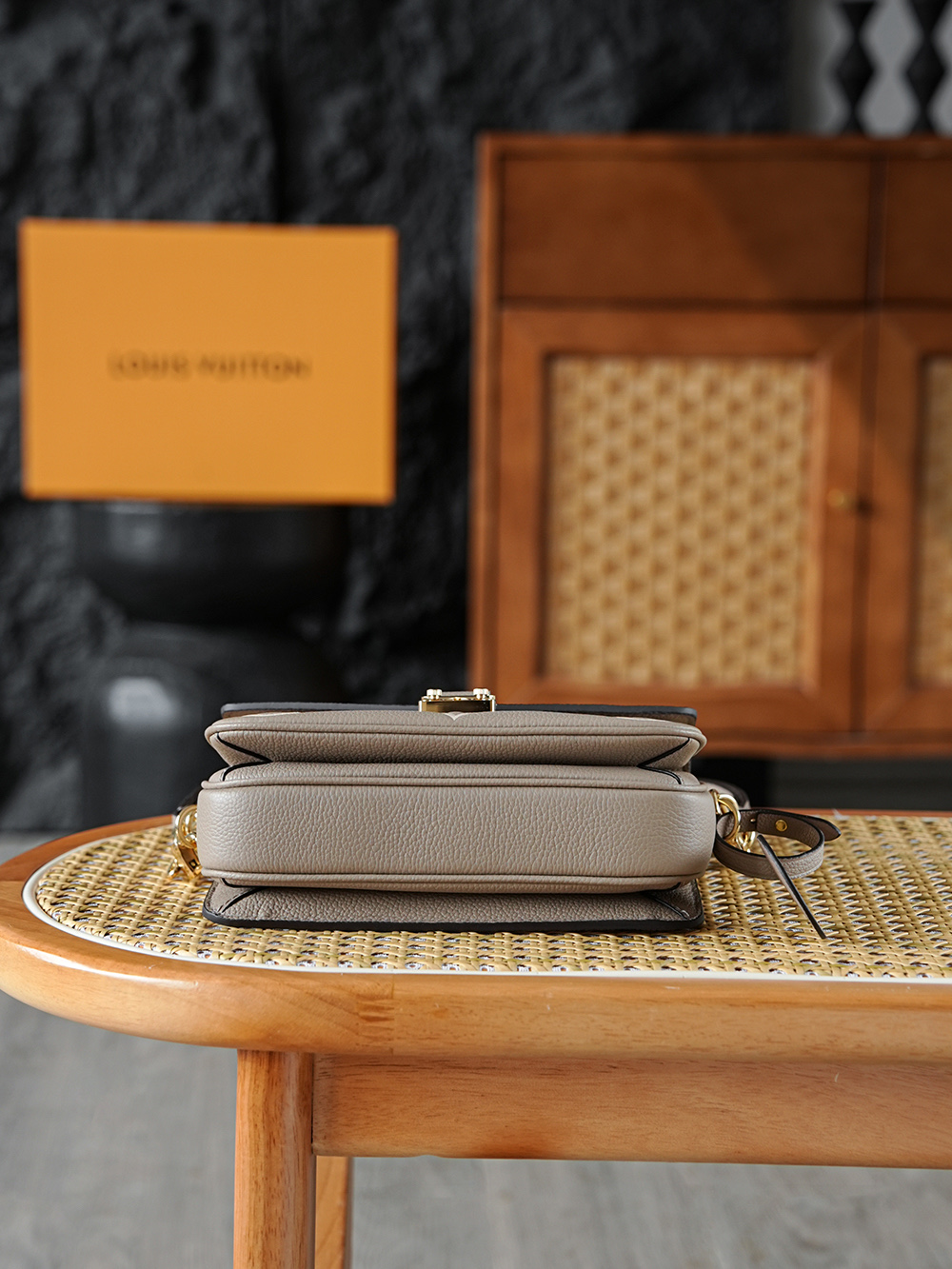 Pochette Metis 郵差包 M23081
晶片碼可査詢 AS渠道版👜A-1180
本款Pochette M&eacute;tis East West手袋為Monogram Empreinte皮革壓印Monogram圖案，將經典元素和當代細節融於一身。 S-lock鎖扣和頂部手柄致敬品牌制箱傳承，緊湊構型和可拆卸肩背短鏈彰顯潮流風範！

五金：厚镀24k全鋼
尺寸：13.5*6*21.5cm