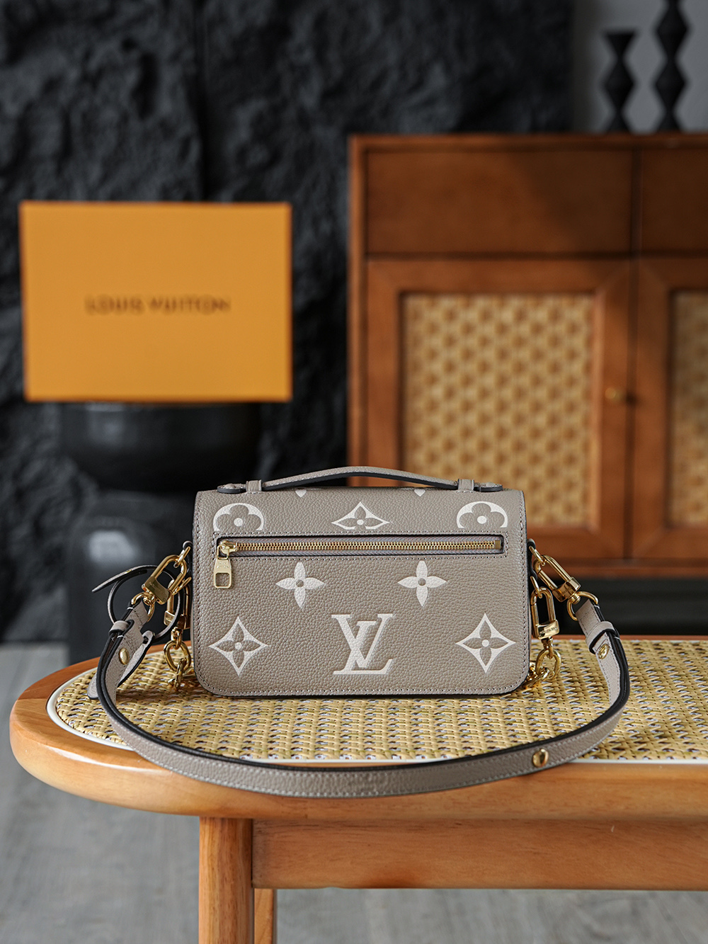 Pochette Metis 郵差包 M23081
晶片碼可査詢 AS渠道版👜A-1180
本款Pochette M&eacute;tis East West手袋為Monogram Empreinte皮革壓印Monogram圖案，將經典元素和當代細節融於一身。 S-lock鎖扣和頂部手柄致敬品牌制箱傳承，緊湊構型和可拆卸肩背短鏈彰顯潮流風範！

五金：厚镀24k全鋼
尺寸：13.5*6*21.5cm