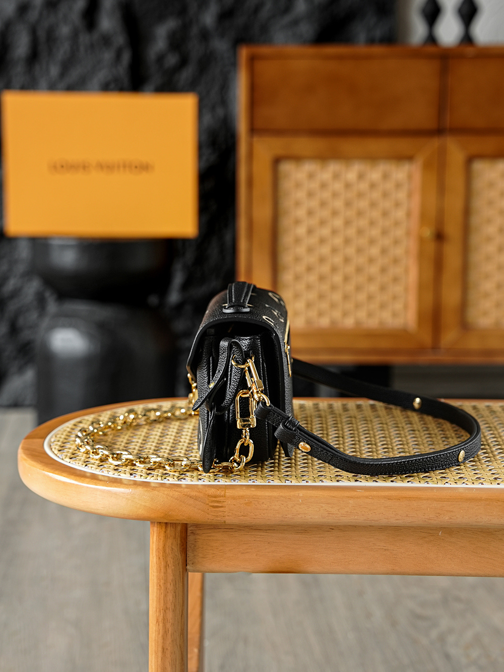 Pochette Metis 郵差包 M46596
晶片碼可査詢 AS渠道版👜A-1180
Pochette M&eacute;tis East West手袋取材Monogram Empreinte壓紋皮革，將經典元素矚目放大。 可拆卸鏈條、可調節肩帶和頂部手柄實現肩背、斜挎和手提選擇，為晝夜場合注入潮流格調！

五金：厚镀24k全鋼
尺寸：13.5*6*21.5cm