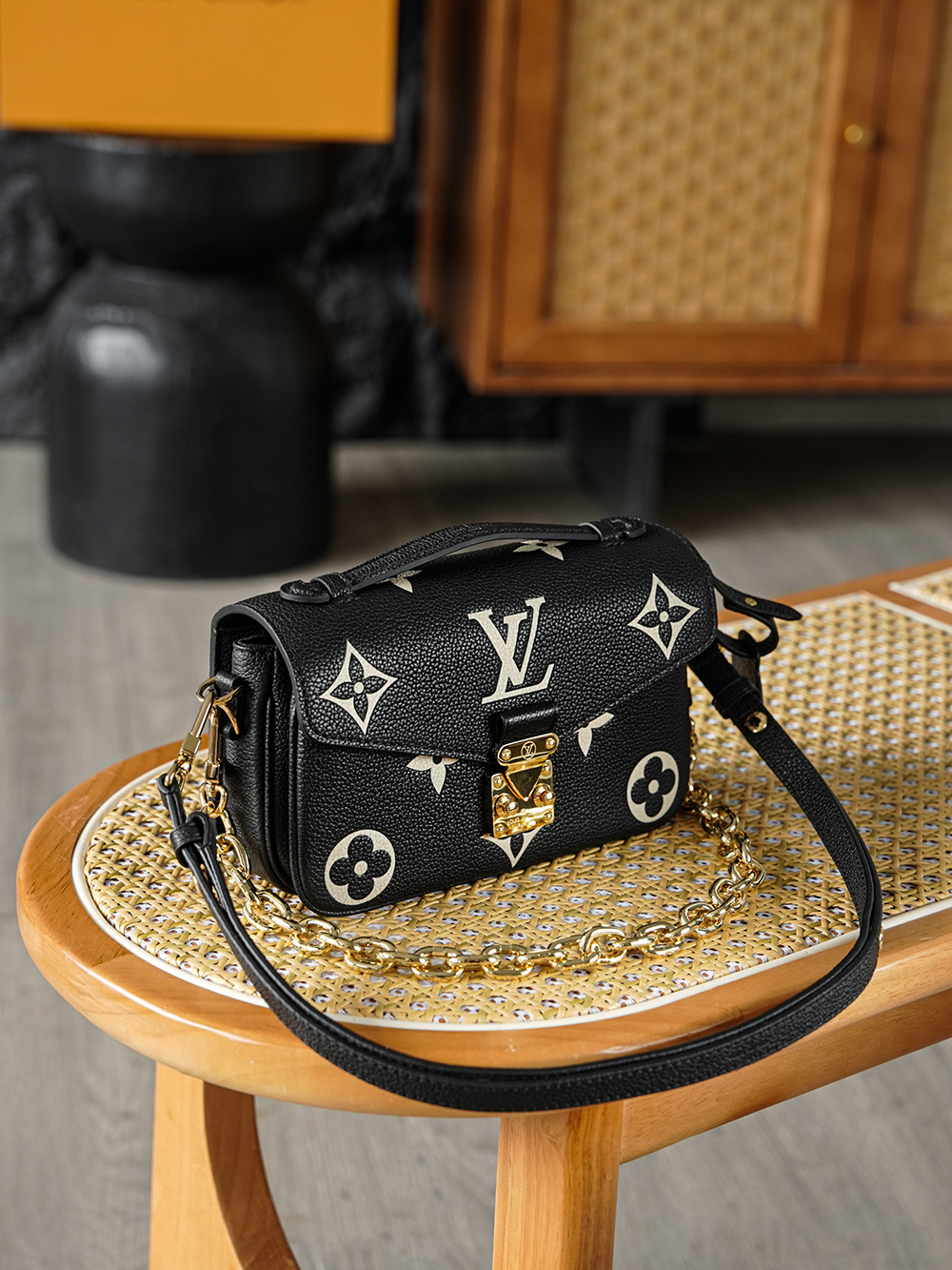 Pochette Metis 郵差包 M46596
晶片碼可査詢 AS渠道版👜A-1180
Pochette M&eacute;tis East West手袋取材Monogram Empreinte壓紋皮革，將經典元素矚目放大。 可拆卸鏈條、可調節肩帶和頂部手柄實現肩背、斜挎和手提選擇，為晝夜場合注入潮流格調！

五金：厚镀24k全鋼
尺寸：13.5*6*21.5cm