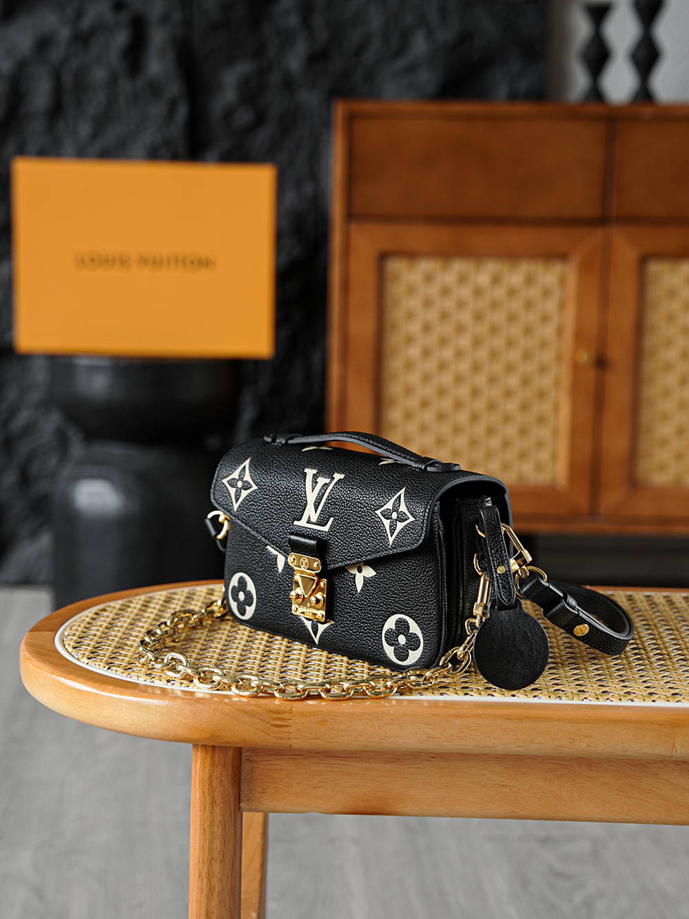 Pochette Metis 郵差包 M46596
晶片碼可査詢 AS渠道版👜A-1180
Pochette M&eacute;tis East West手袋取材Monogram Empreinte壓紋皮革，將經典元素矚目放大。 可拆卸鏈條、可調節肩帶和頂部手柄實現肩背、斜挎和手提選擇，為晝夜場合注入潮流格調！

五金：厚镀24k全鋼
尺寸：13.5*6*21.5cm