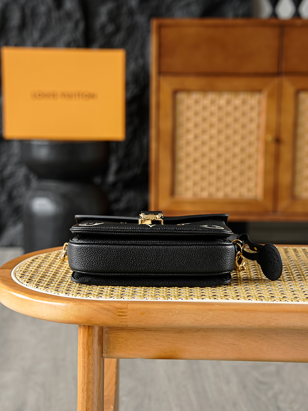 Pochette Metis 郵差包 M46596
晶片碼可査詢 AS渠道版👜A-1180
Pochette M&eacute;tis East West手袋取材Monogram Empreinte壓紋皮革，將經典元素矚目放大。 可拆卸鏈條、可調節肩帶和頂部手柄實現肩背、斜挎和手提選擇，為晝夜場合注入潮流格調！

五金：厚镀24k全鋼
尺寸：13.5*6*21.5cm