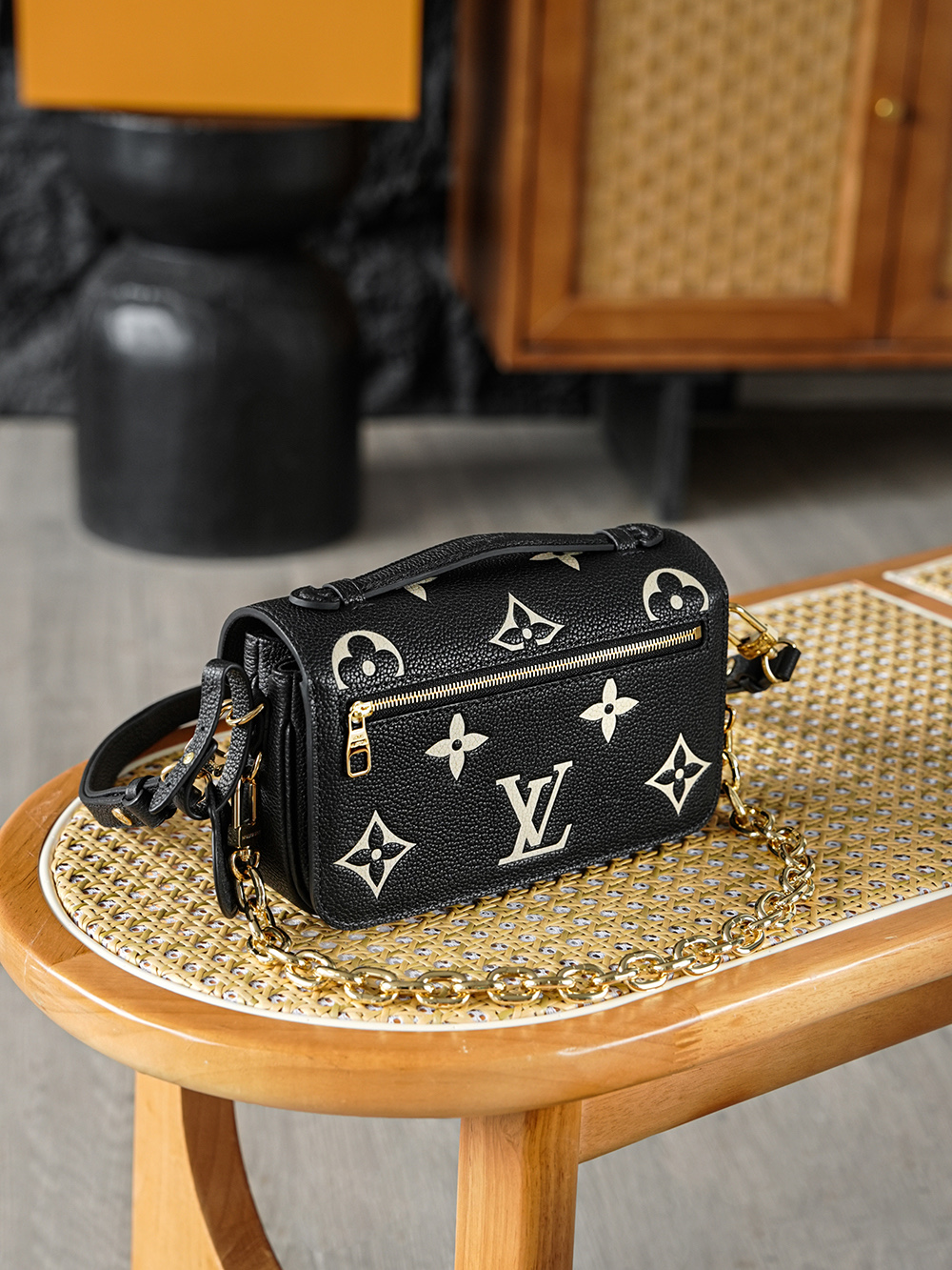Pochette Metis 郵差包 M46596
晶片碼可査詢 AS渠道版👜A-1180
Pochette M&eacute;tis East West手袋取材Monogram Empreinte壓紋皮革，將經典元素矚目放大。 可拆卸鏈條、可調節肩帶和頂部手柄實現肩背、斜挎和手提選擇，為晝夜場合注入潮流格調！

五金：厚镀24k全鋼
尺寸：13.5*6*21.5cm