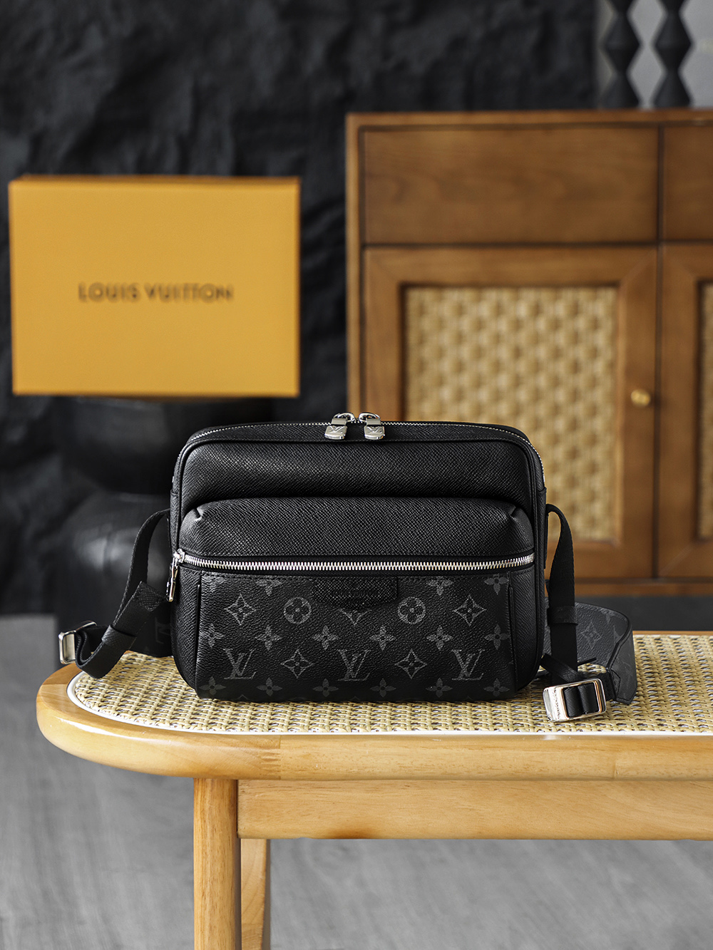 NO:812521,Special grade original leather Outdoor men's messenger bag M30233 Special grade AS private version. Classic Monogram coated canvas with textured cowhide trim. Retro textures and modern outdoor style collide to create a unique charm. The neat messenger bag has clean and smooth lines. It is low-key and reveals a style that cannot be underestimated! Hardware thickly plated 24k steel, size 29*20*10.5cm, lv special sp diamond grid fabric, louis vuitton, cowhide19860909特级  原厂皮 Outdoor男士郵差包 M30233 特级AS私品版 經典Monogram塗層帆布搭配質感牛皮飾邊,復古紋路與現代戶外風碰撞出獨特魅力,俐落的郵差包型線條乾淨流暢,低調中透著不容小覷的格調！ 五金厚镀24k全鋼 尺寸29*20*10.5cm,lv特级sp菱形格面料,louis vuitton,cowhide,Bag