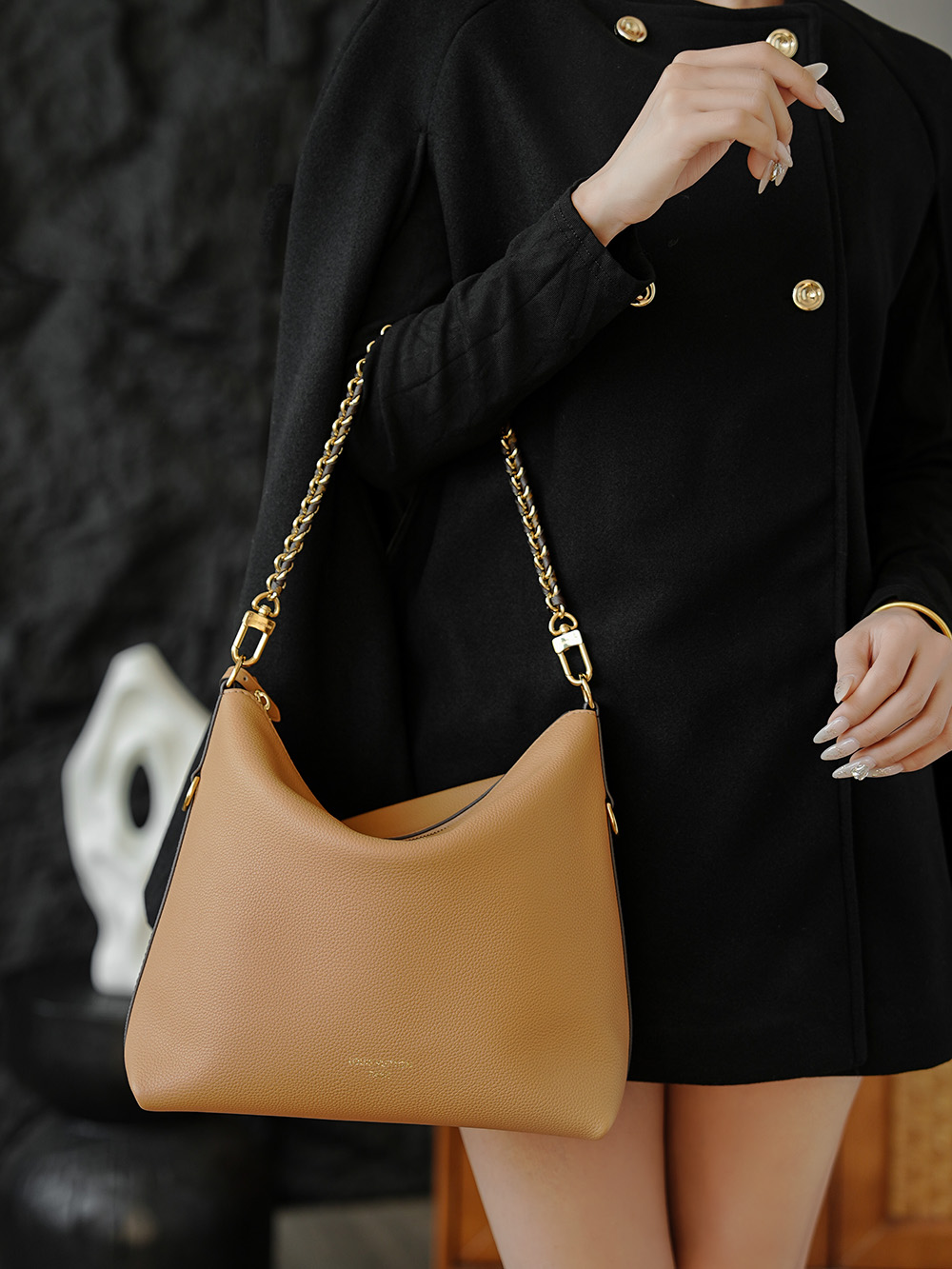 Multipass really hits the style sweet spot – I highly recommend the leather version. It drapes with a relaxed feel, soft yet structured, giving major vintage vibes! Add the braided chain for an instant luxury upgrade!