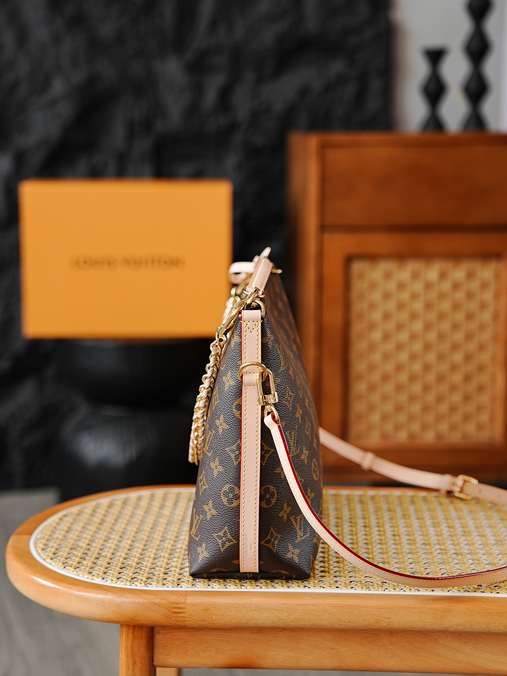 MULTIPASS 手袋 M27825
晶片碼可査詢 AS渠道版👜A-105
Multipass手袋正如其名，是一款適合多種場合的現代風格手袋。 它從Express手袋中汲取靈感，採用標誌性的Monogram帆布打造隨性垂墜包身，並輔以撞色VVN牛皮革飾邊。 金屬件為整體增添幹練氣質，配備可拆卸編織鏈條！

五金：厚镀24k全鋼
尺寸：26*10*30cm