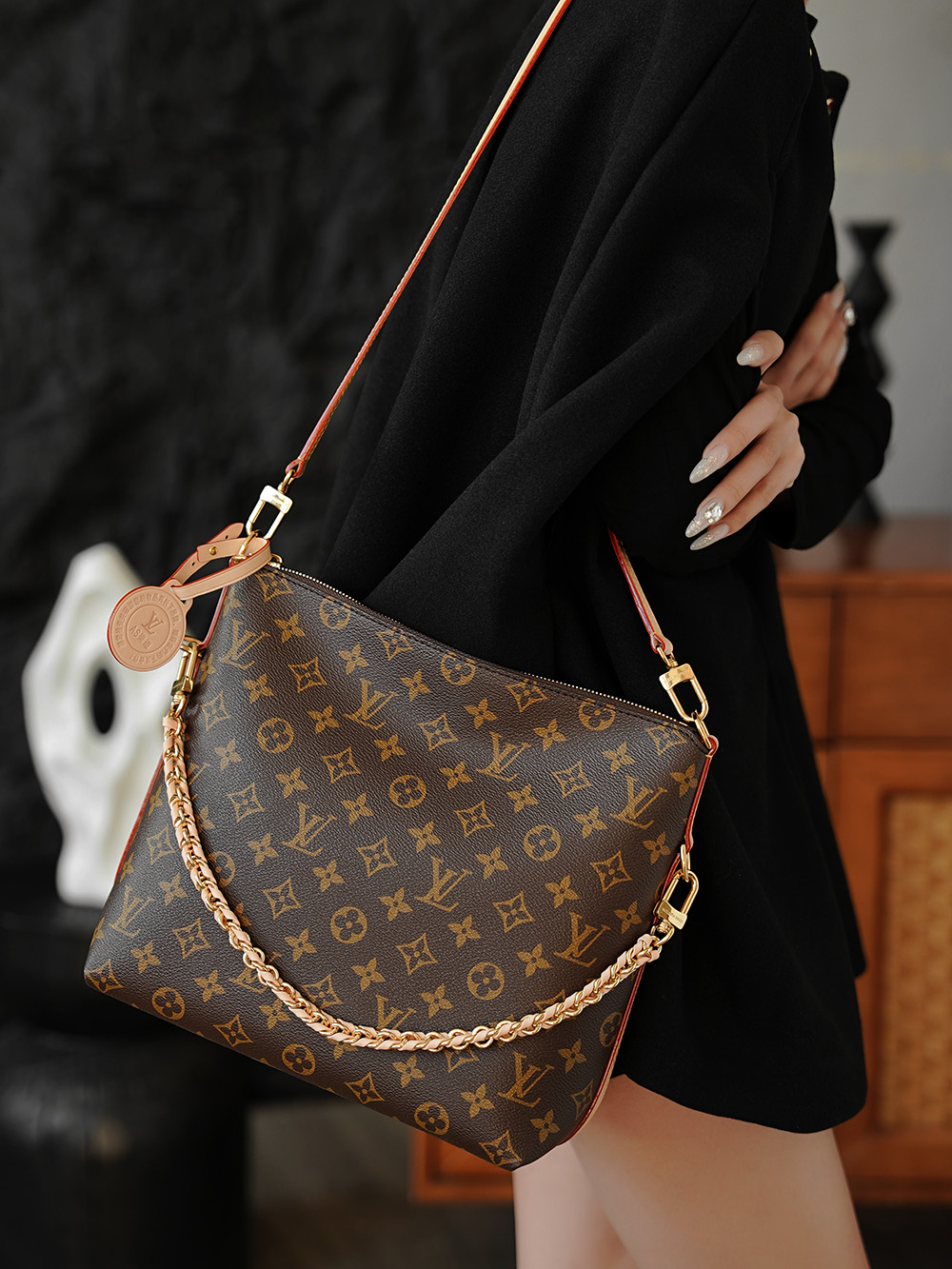 Multipass blends its hard-shell DNA into a relaxed vibe—a soft, squishy silhouette that stands out the moment you grab it. Three interchangeable straps let you switch up your look: carry it by hand for urban ease, sling it crossbody for street-style freedom. One bag, endless styles!
