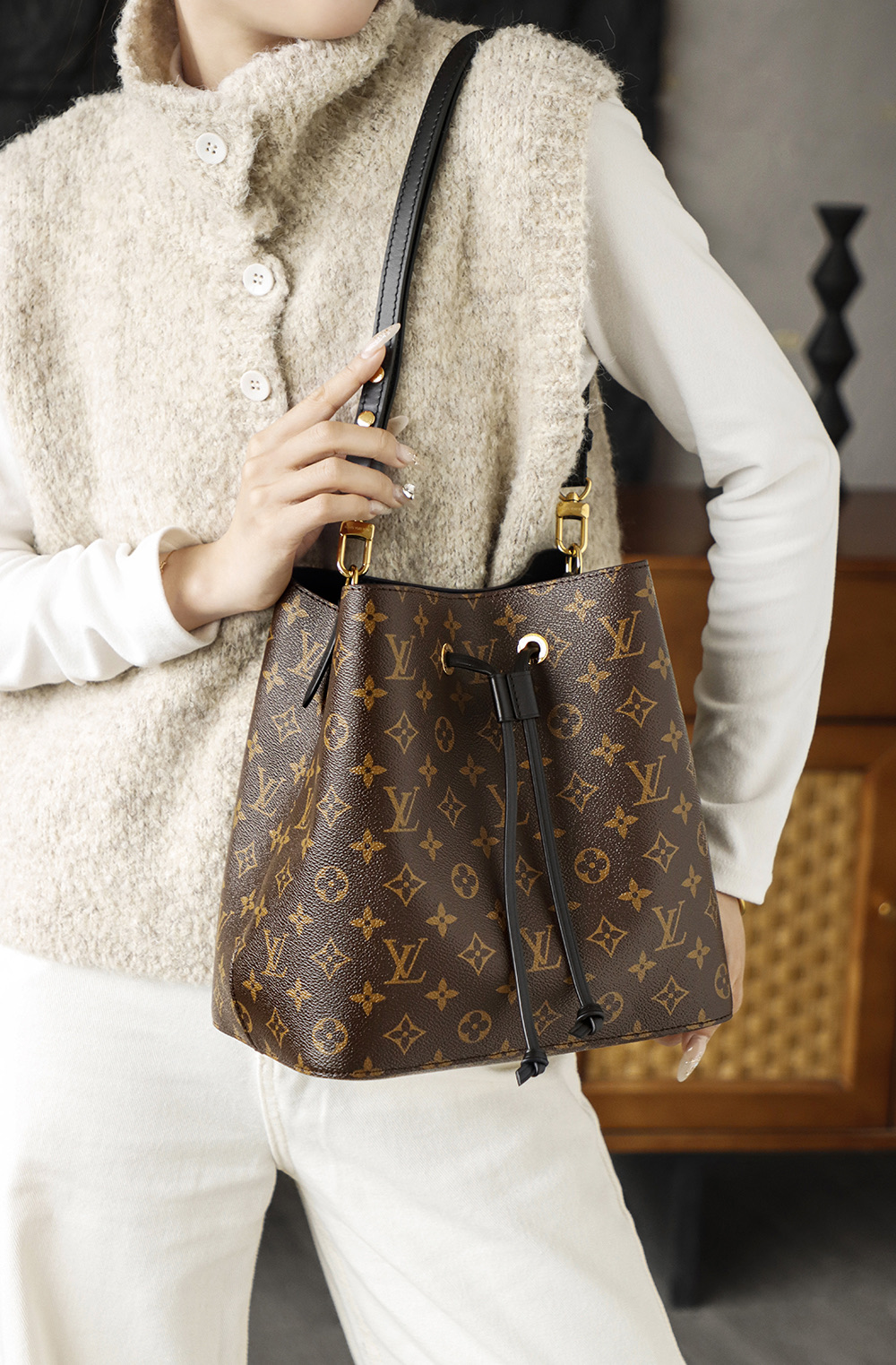 M44020 Classic black, stylish and versatile, flatters everyone. A commuter-friendly bucket bag that suits all heights. The ultimate versatile bag for all seasons!