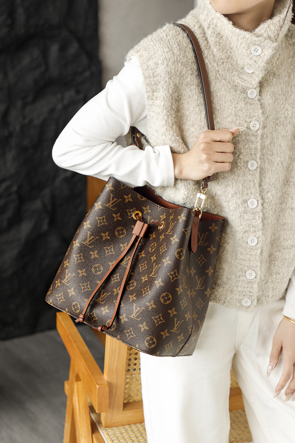 M44887 Caramel bucket bag gives you a Maillard Storm when worn! The caramel color scheme adds a vintage touch, and the classic monogram is simple, elegant, and not overly flashy