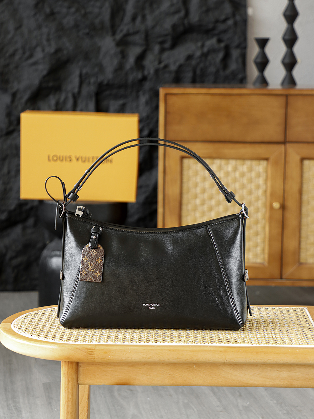 NO:812498,Special grade original leather CARRYALL EAST WEST handbag AS private version M28160 Vibe series launches the Carryall East West horizontal version, which cleverly combines classic details and modern silhouettes. The soft sheep leather bag body is equipped with Monogram elements, and the brand pays tribute to the brand's archive hard box design. The right size can easily accommodate daily needs, and the detachable shoulder strap allows for cross-body, shoulder and hand-held options! Hardware thickly plated 24k steel, size 19*10*36cm, lv special sp diamond check fabric, louis vuitton, sheepskin19860909特级  原厂皮 CARRYALL EAST WEST 手袋 AS私品版M28160 Vibe系列推出Carryall East West橫版,巧妙融合經典細節與摩登廓形. 柔軟羊皮革包身配有Monogram元素,名牌致敬品牌典藏硬箱設計,恰宜尺寸可輕鬆容納日常所需,可拆卸肩帶實現斜挎、肩背和手提選擇！ 五金厚镀24k全鋼 尺寸19*10*36cm,lv特级sp菱形格面料,louis vuitton,sheepskin,Bag