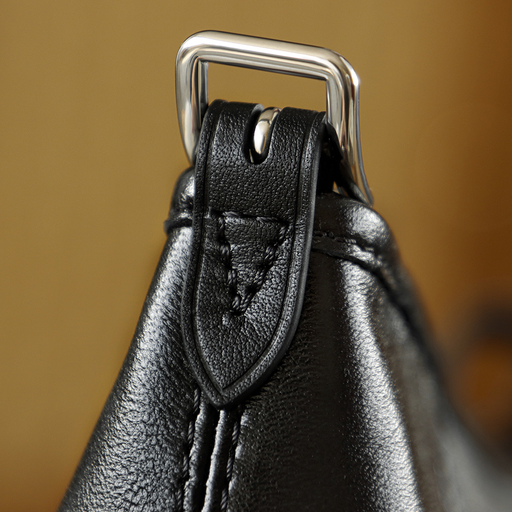Louis Vuitton Carryall East West Handbag M28160