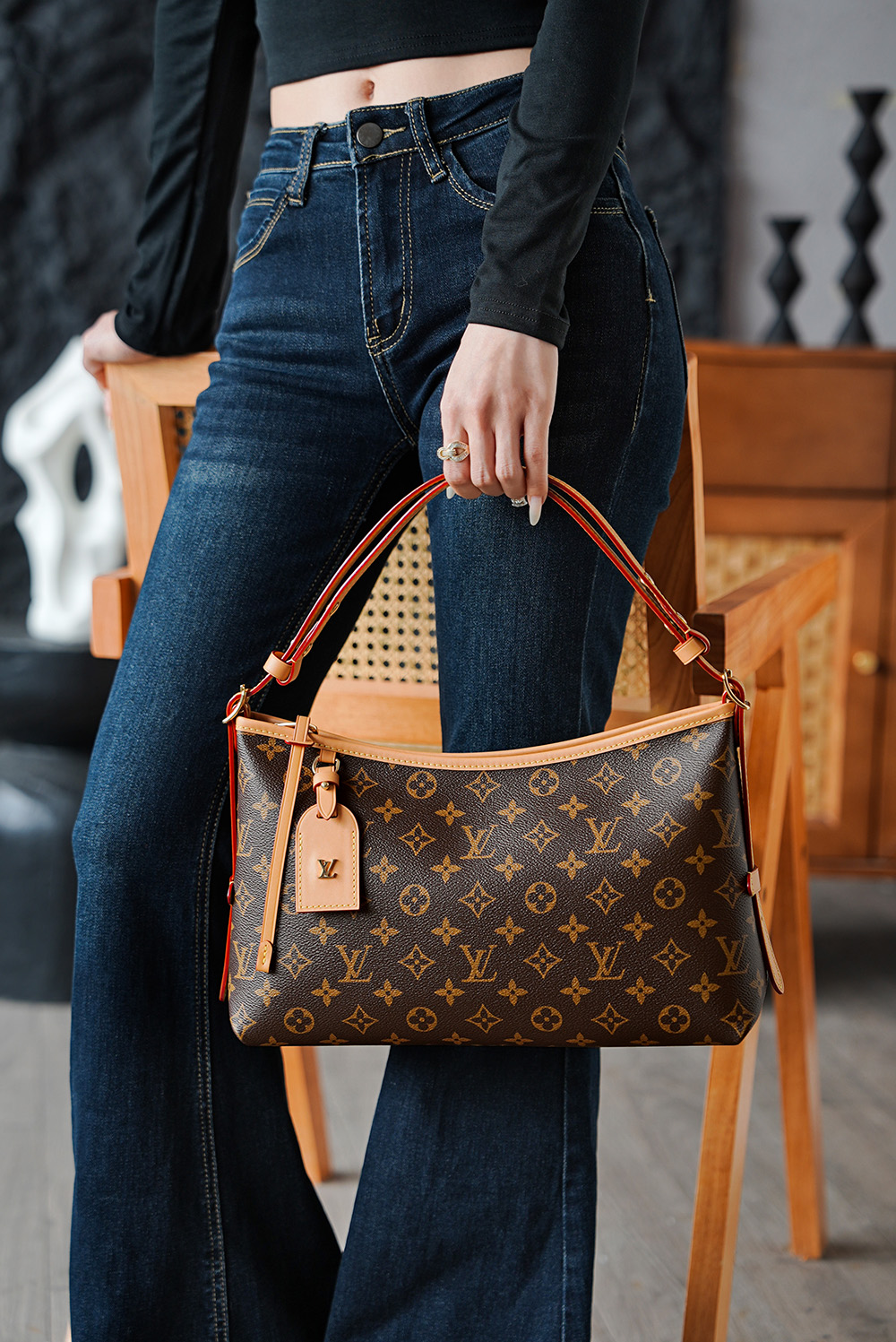 M28101 The horizontal silhouette on the upper body is cleaner and more relaxed, exuding a low-key, high-end lazy aura. Compared to the old Carryall, it better fits the current trend of underarm carry and minimalist commuter style!